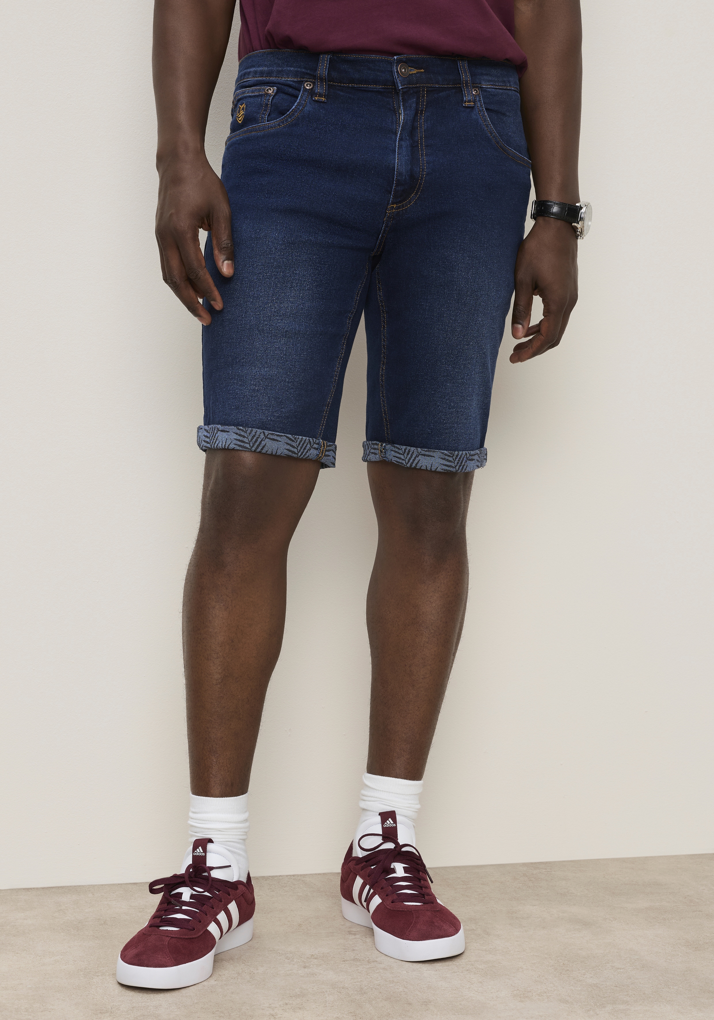 DELMAO Jeansshorts gerade geschnittene Beine, Regular-Fit, kniefreie Länge