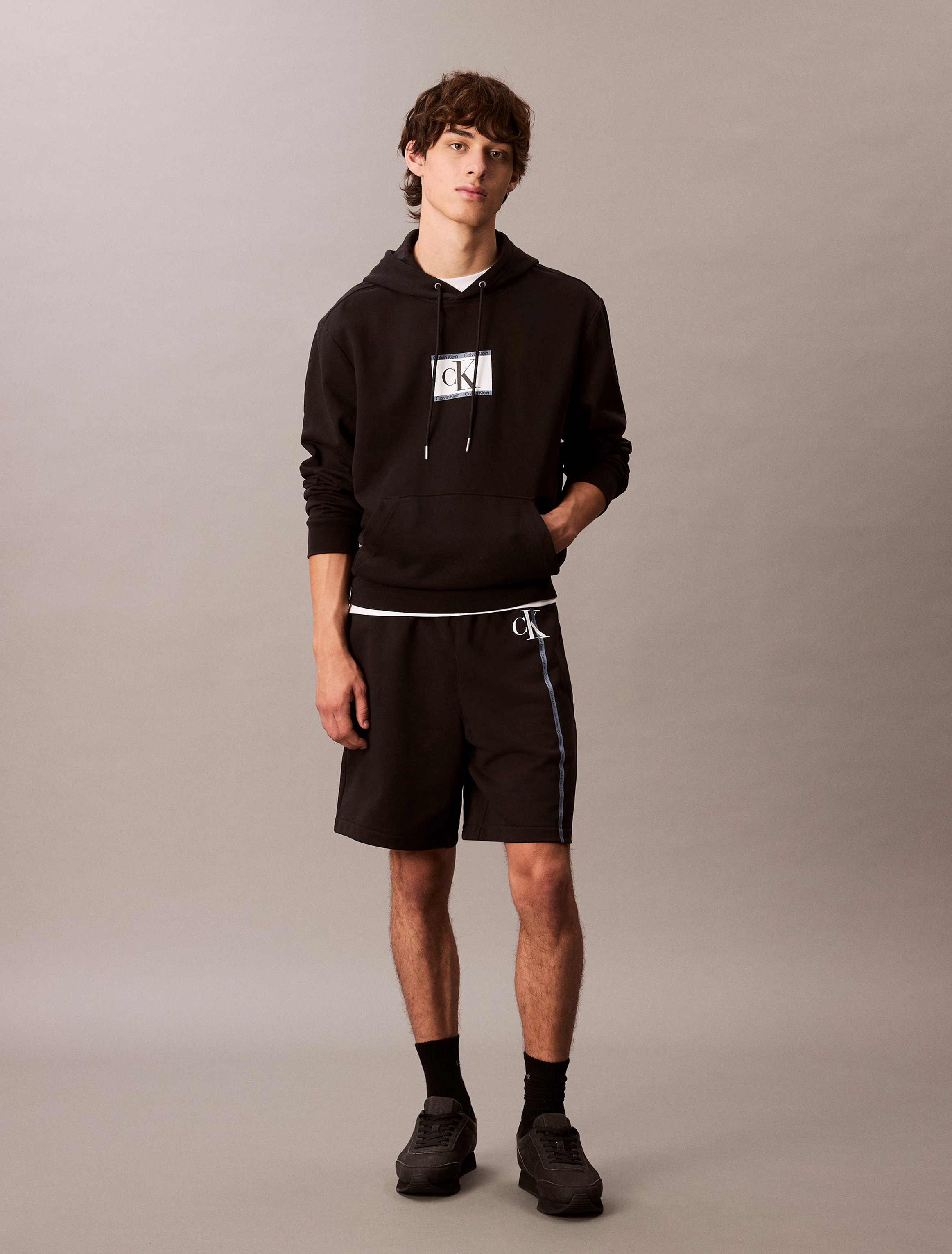 Calvin Klein Sweatshorts »400GSM TRRY SPRTSWR«, mit Logo-Tape
