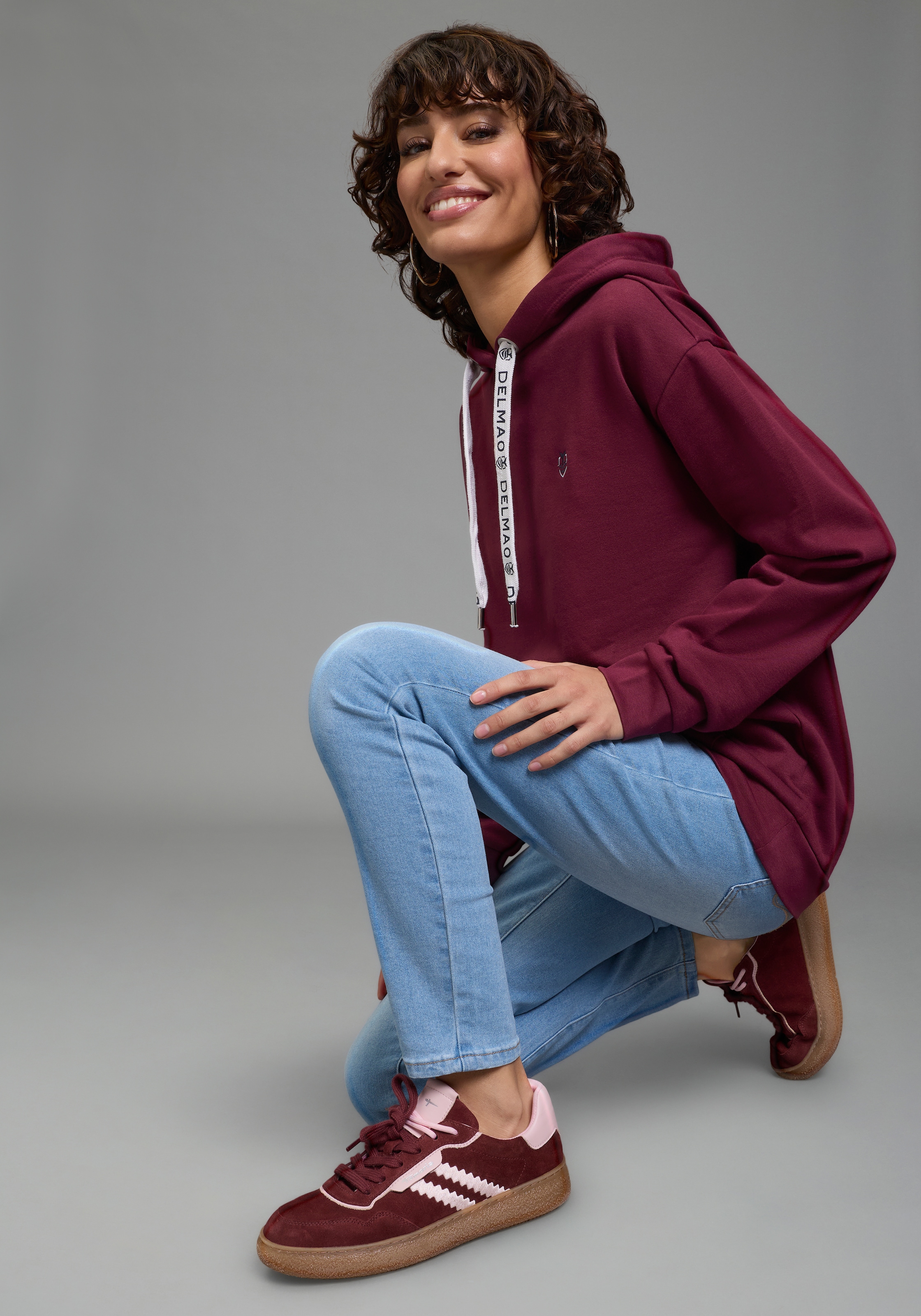 DELMAO Kapuzensweatshirt , Weiche Baumwollmischung mit Kängurutasche und bedruckter Kordel
