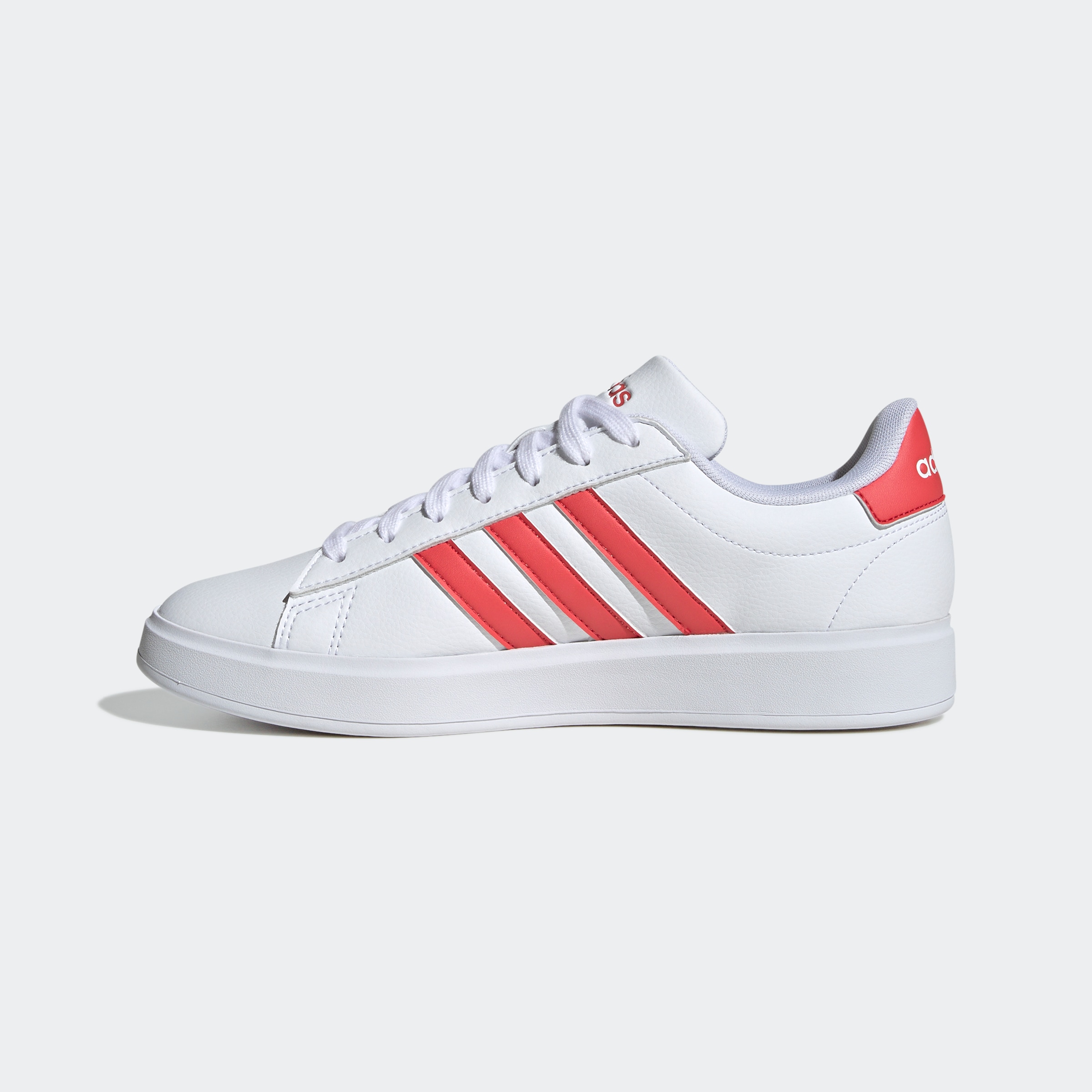 adidas Sportswear Sneaker »GRAND COURT CLOUDFOAM LIFESTYLE COURT COMFORT«, Design auf den Spuren des adidas Superstar