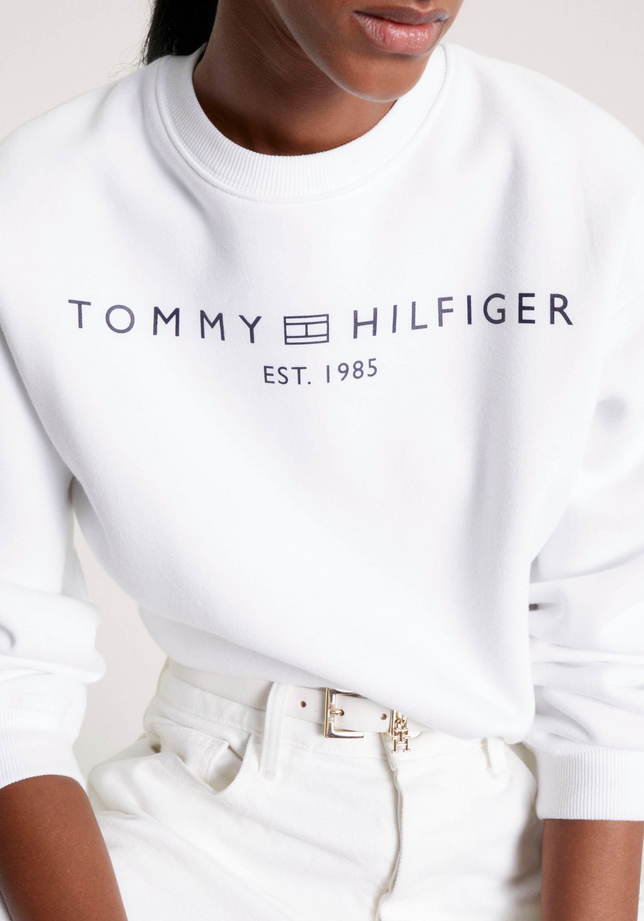 Tommy Hilfiger Sweatshirt »MDRN REG CORP LOGO C-NK SWTSHRT«, mit Logoschriftzug