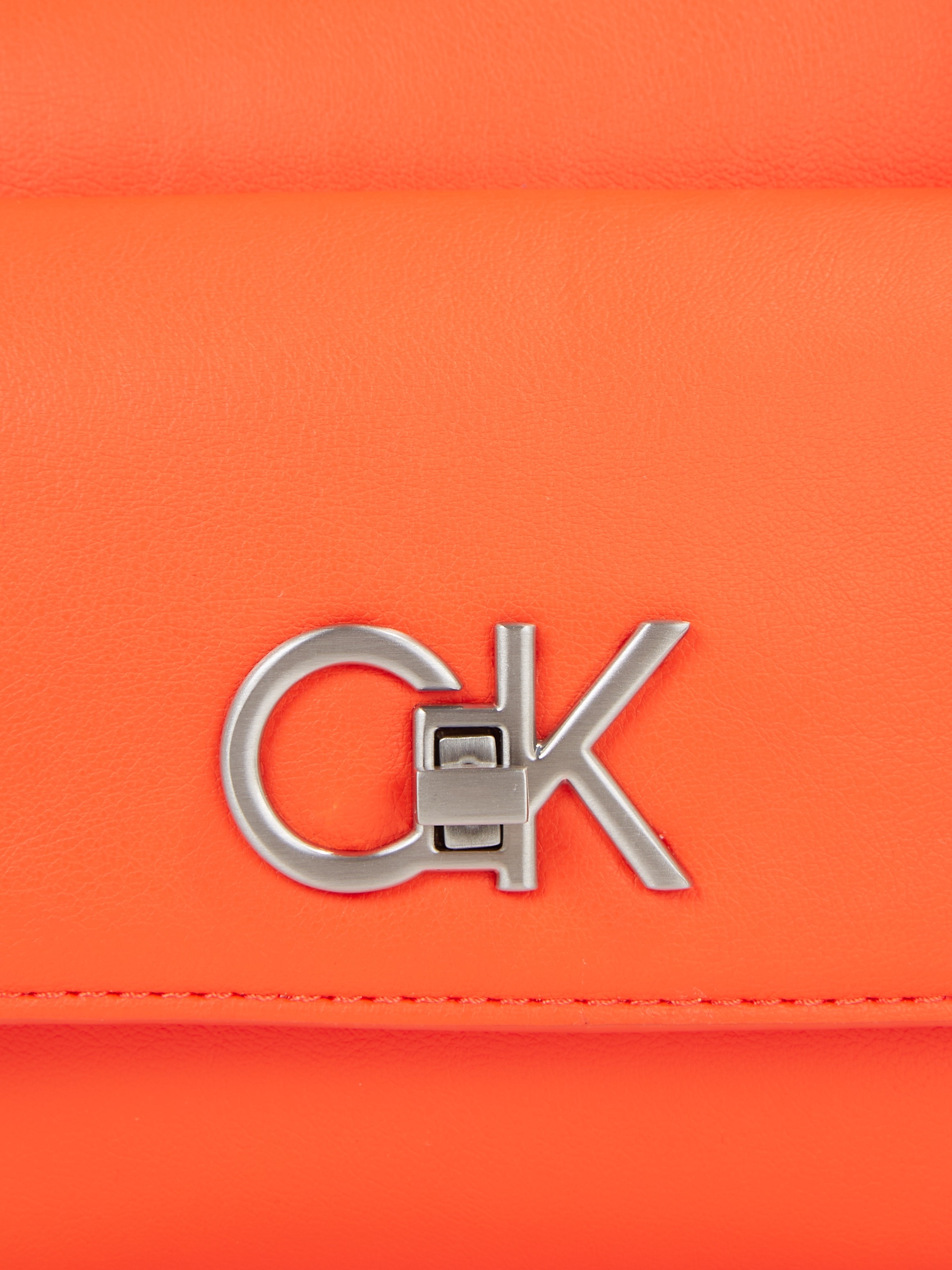 Calvin Klein Mini Bag »RE-LOCK CAMERA BAG W/FLAP«, mit CK-Emblem vorne