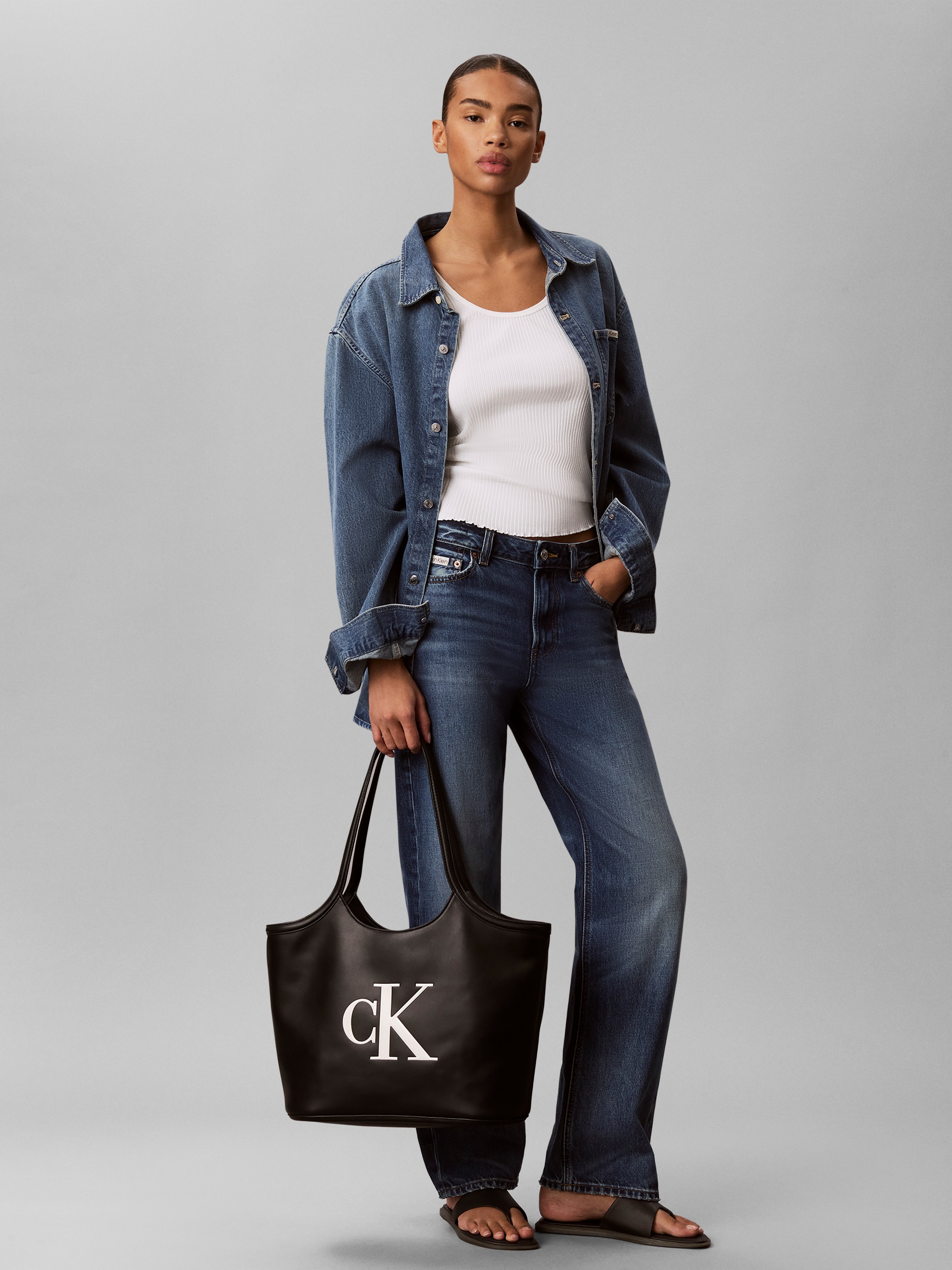 Calvin Klein Tragetasche »BOLD CK SHOPPER« Shopper, Damen Umhängetasche, Schultertasche mit plakativem CK-Logo
