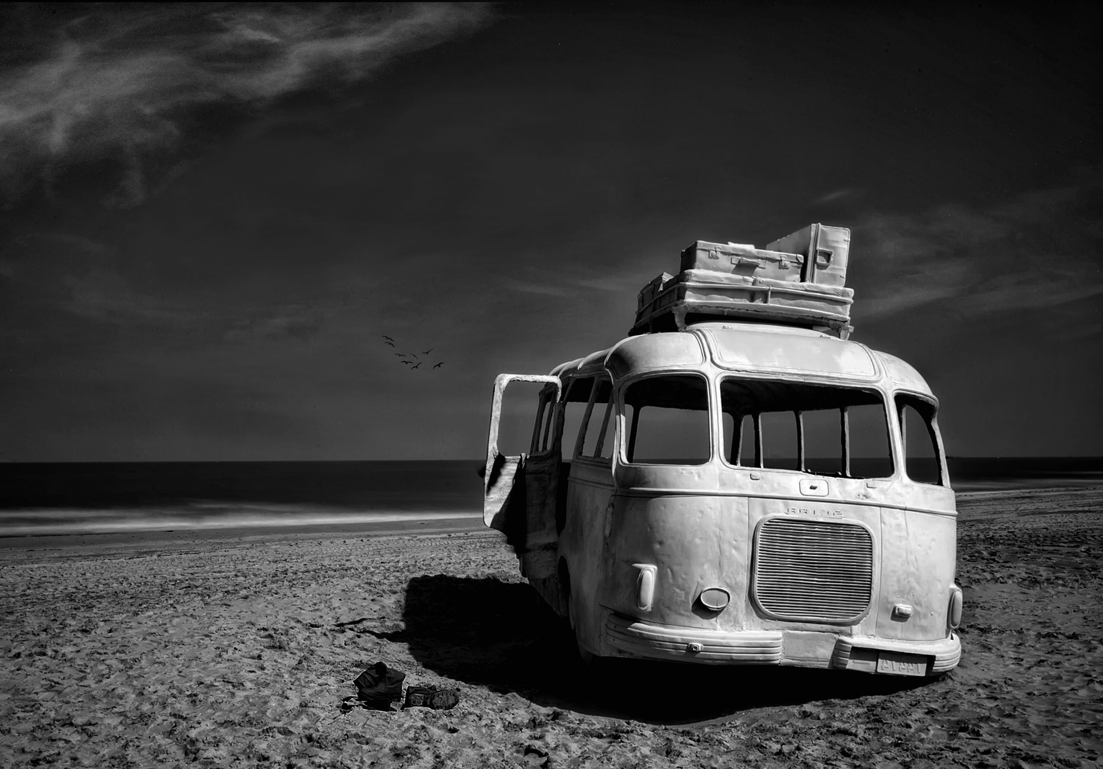 Papermoon Fototapete "Photo-Art YVETTE DEPAEPE, STRANDBUS"