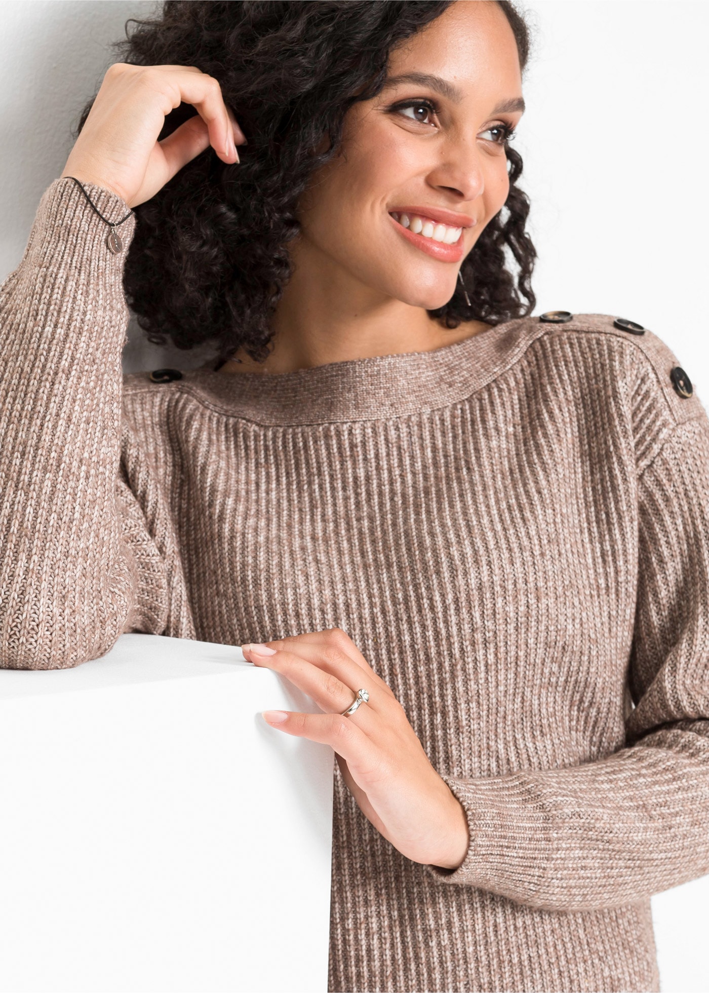 bonprix Strickpullover »Pullover mit Knöpfen« in Melange-Optik, leicht überschnittene Schultern mit Knopfverzierung