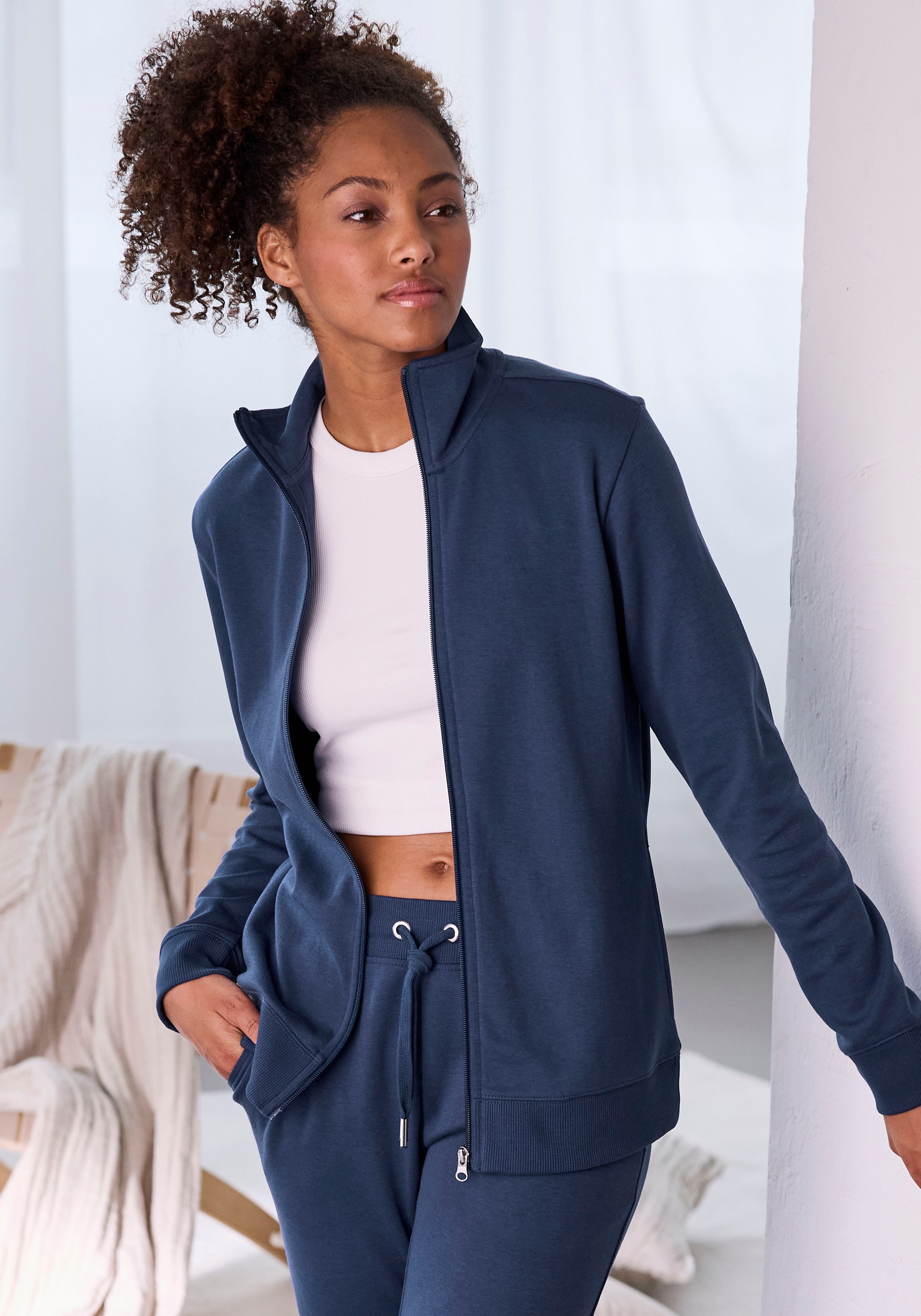 Bench. Loungewear bestickten Stehkragen, für BAUR mit Loungeanzug tlg.), bestellen | (1 Sweatjacke