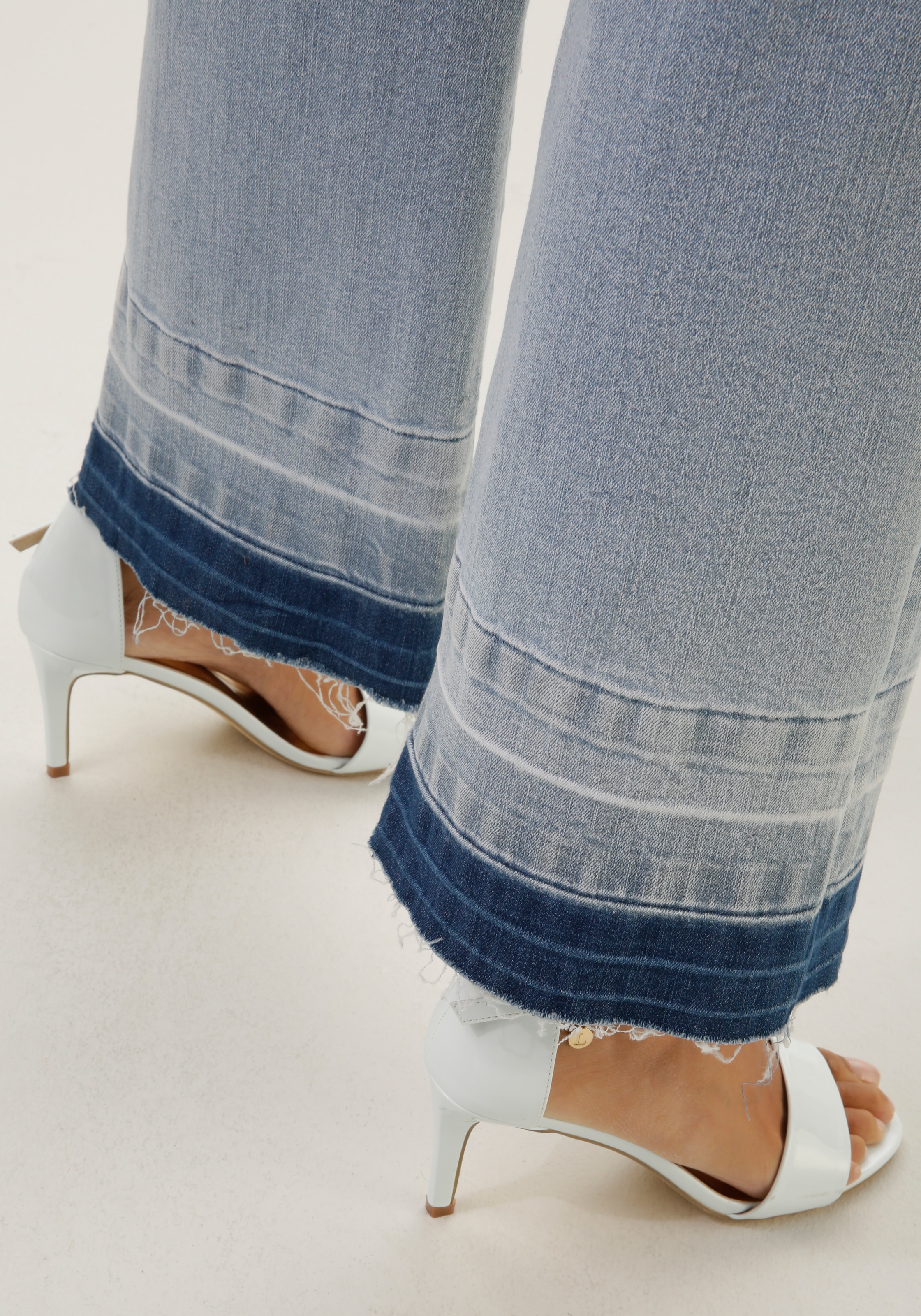 Aniston CASUAL Straight-Jeans, mit trendiger am bestellen ausgefranstem | leicht Saum BAUR für Waschung