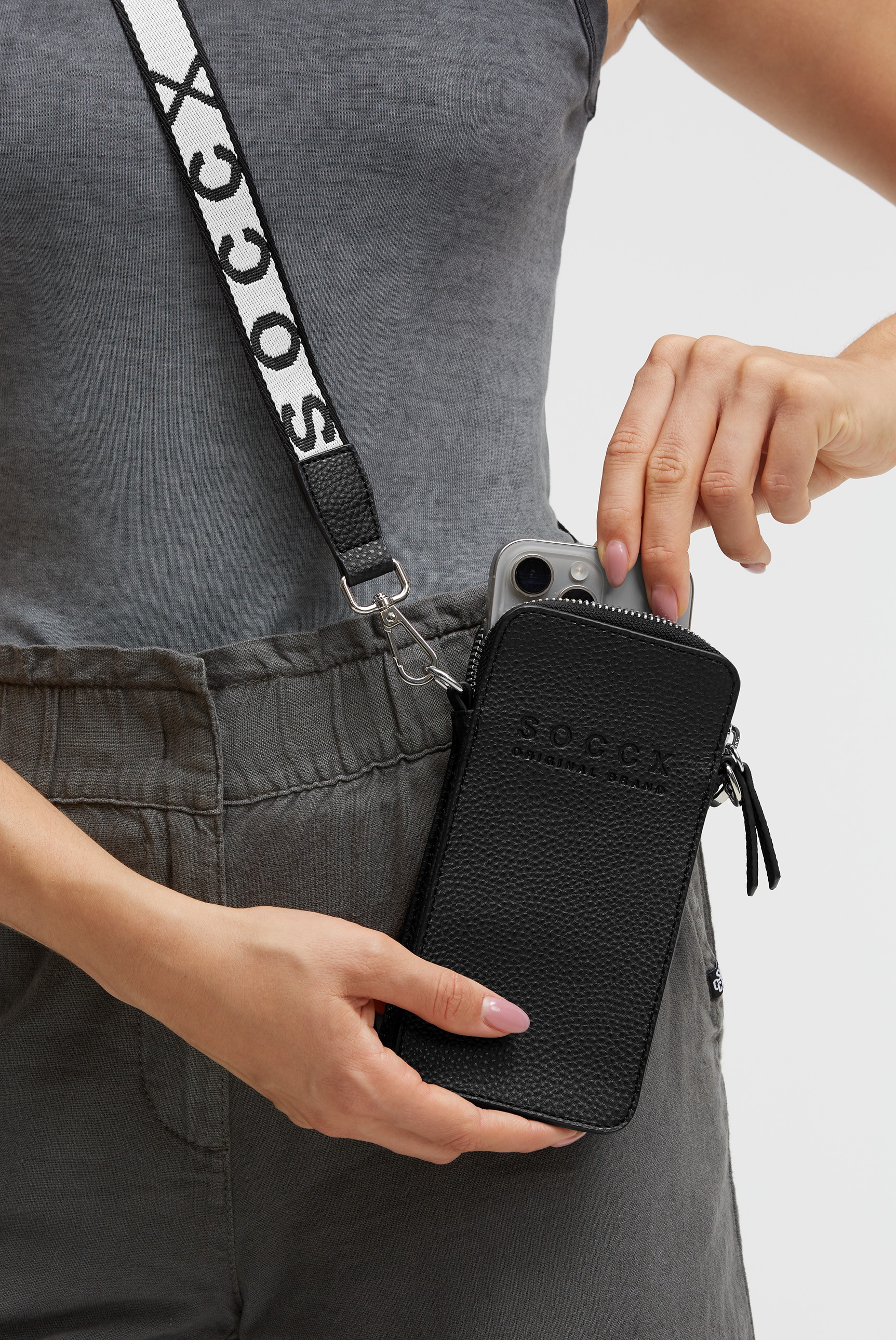 SOCCX Handytasche mit abnehmbarem Schulterriemen