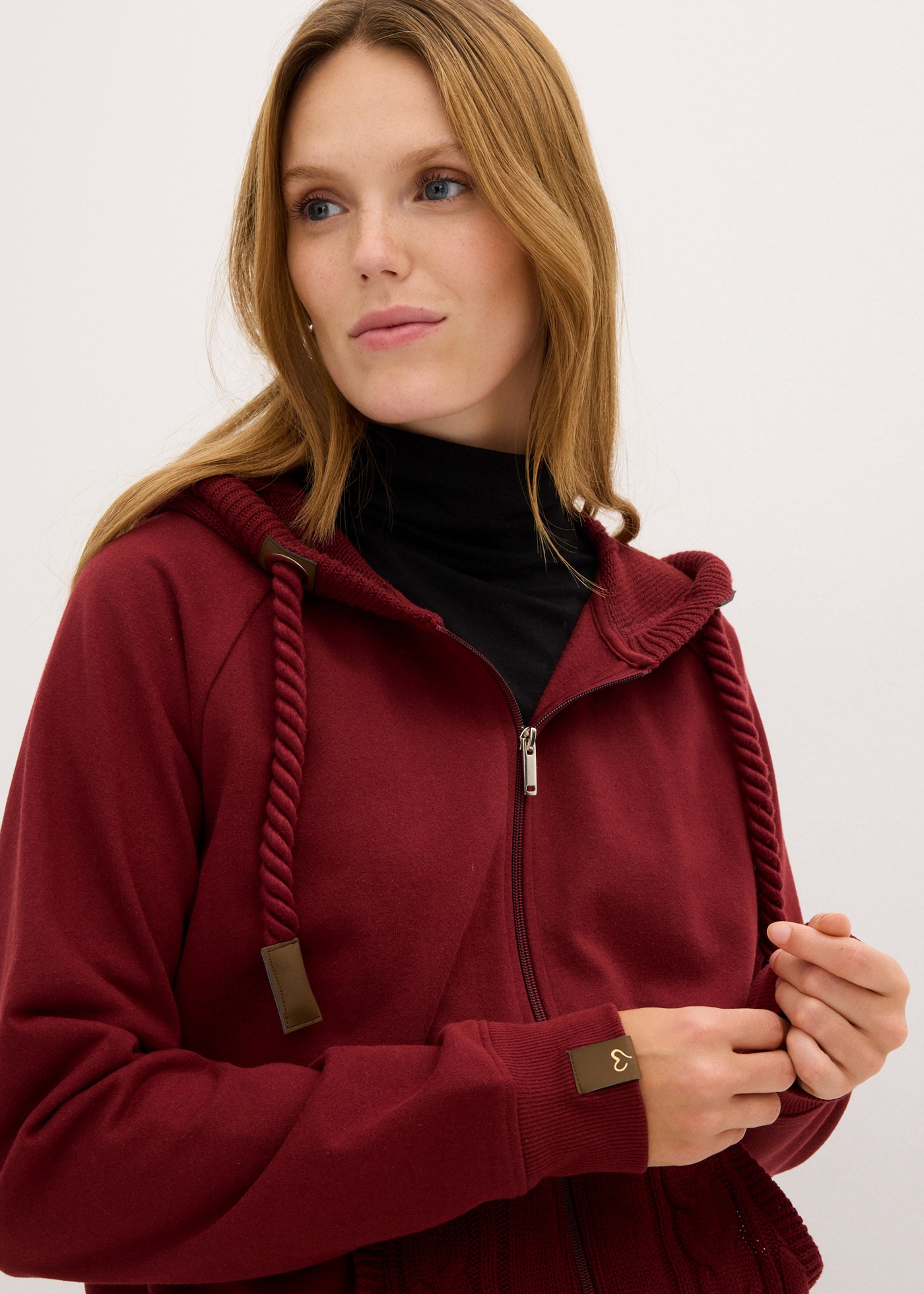 bonprix Kapuzensweatjacke »Sweatjacke mit Strickkapuze und Tasche« mit Strickkapuze