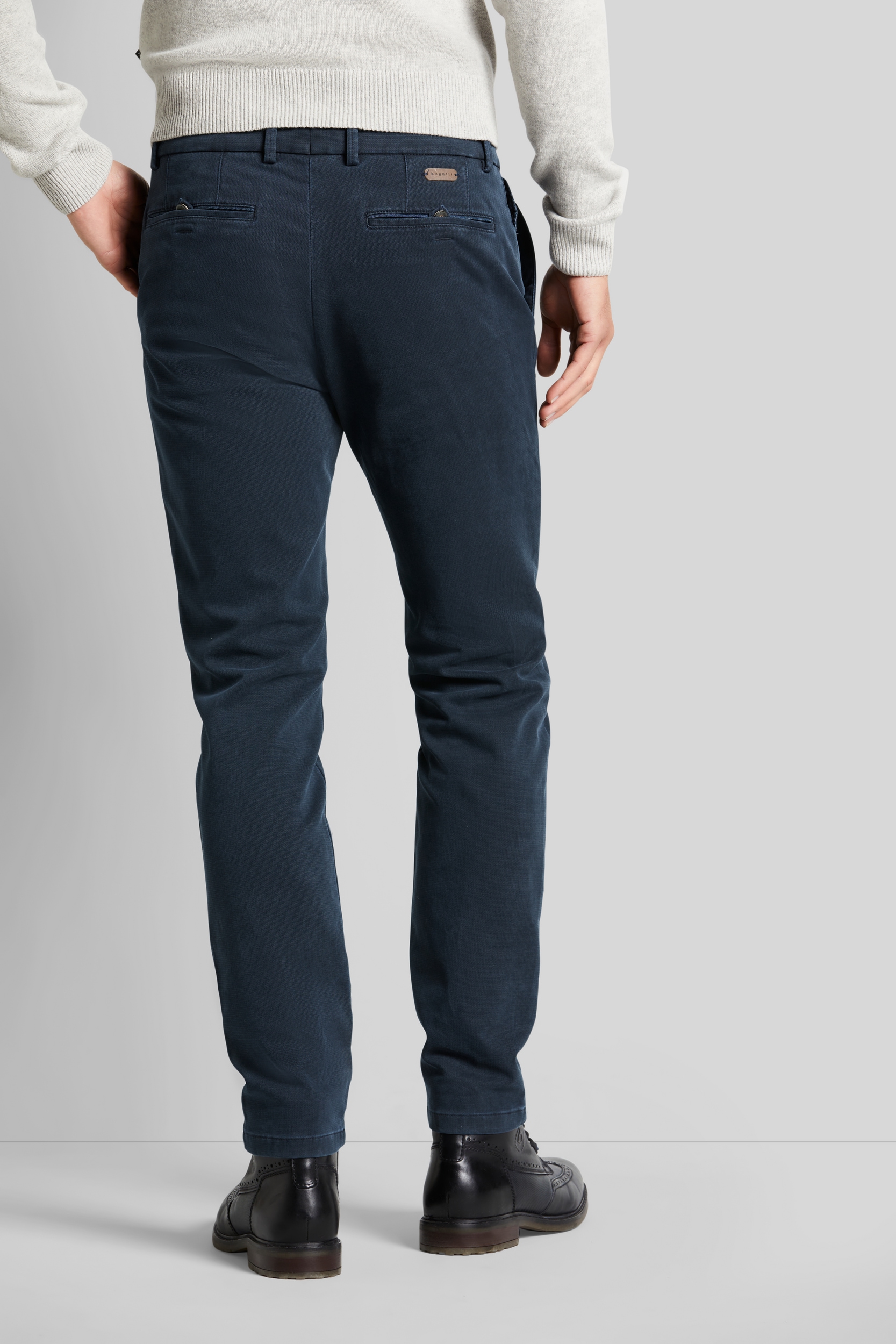 bugatti Chinohose, mit körpernaher Passform