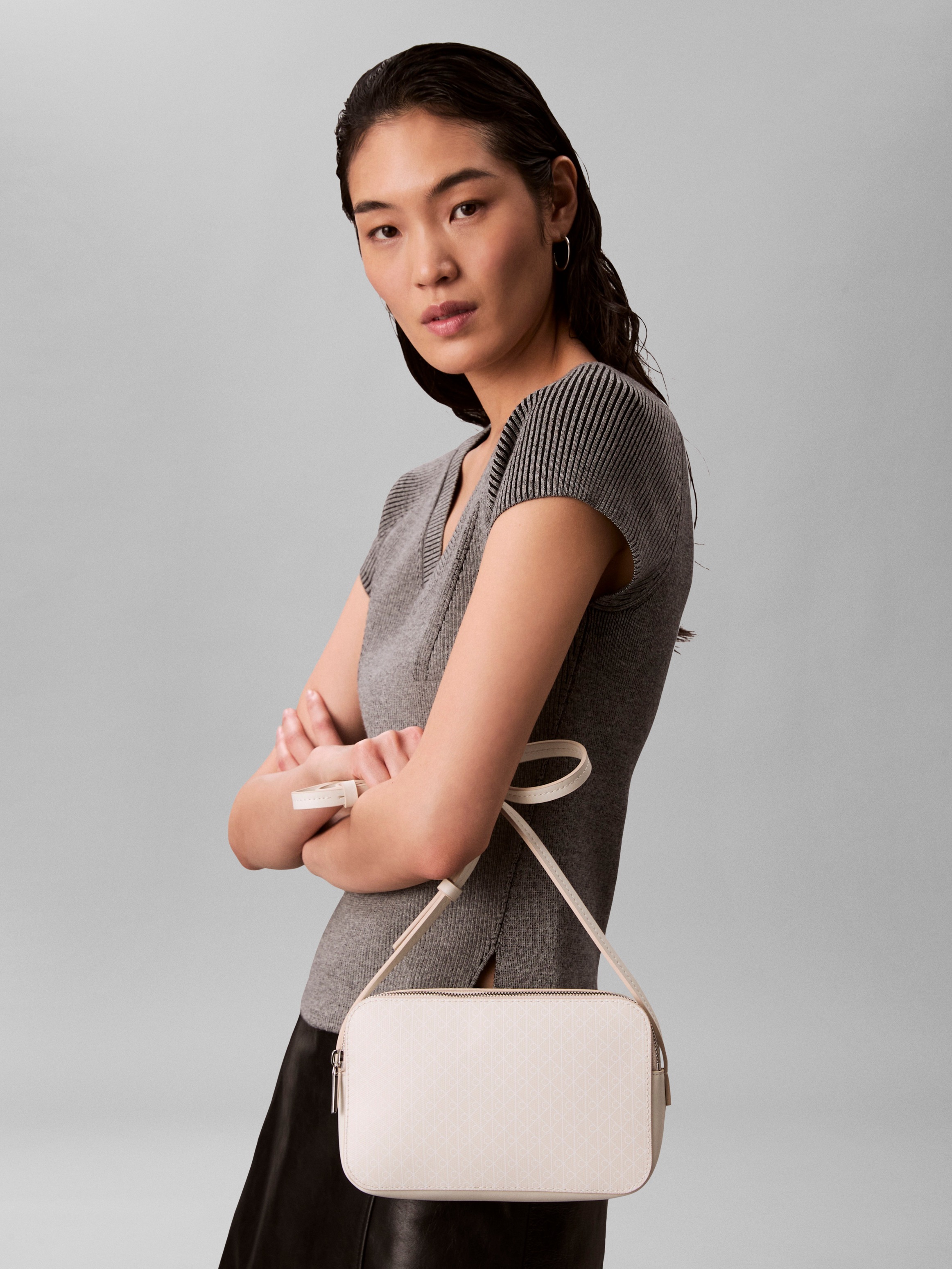 Calvin Klein Mini Bag »AOP ELONGATED CAMERA BAG« kleine Damen-Umhängetasche, Schultertasche mit Monogramm-Print