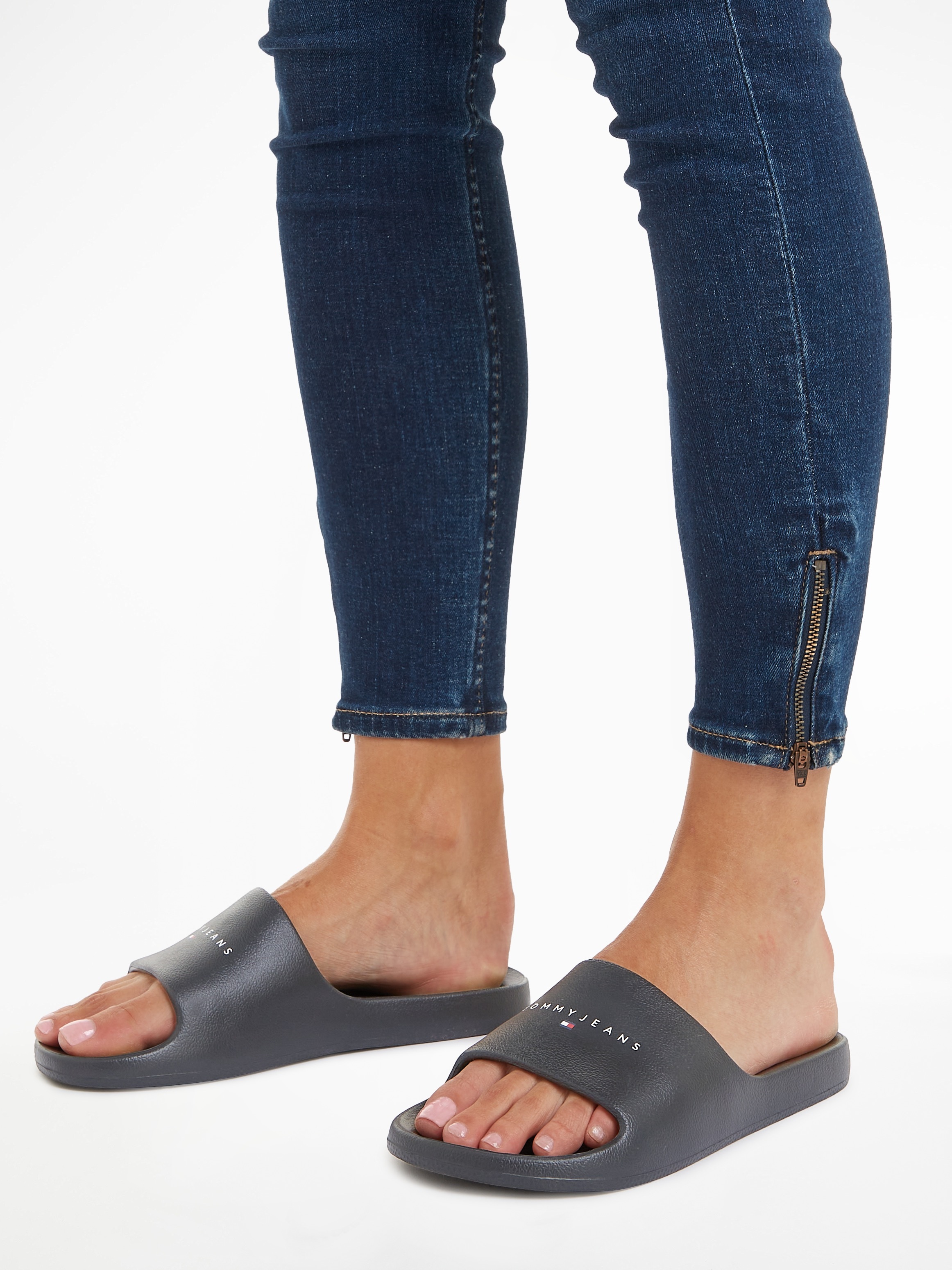 Thumbnail - Tommy Jeans Pantolette "TJW PRINTED PU POOL SLIDE", Plateau, Sommerschuh, Schlappen mit Logoschriftzug, in schmaler Form
