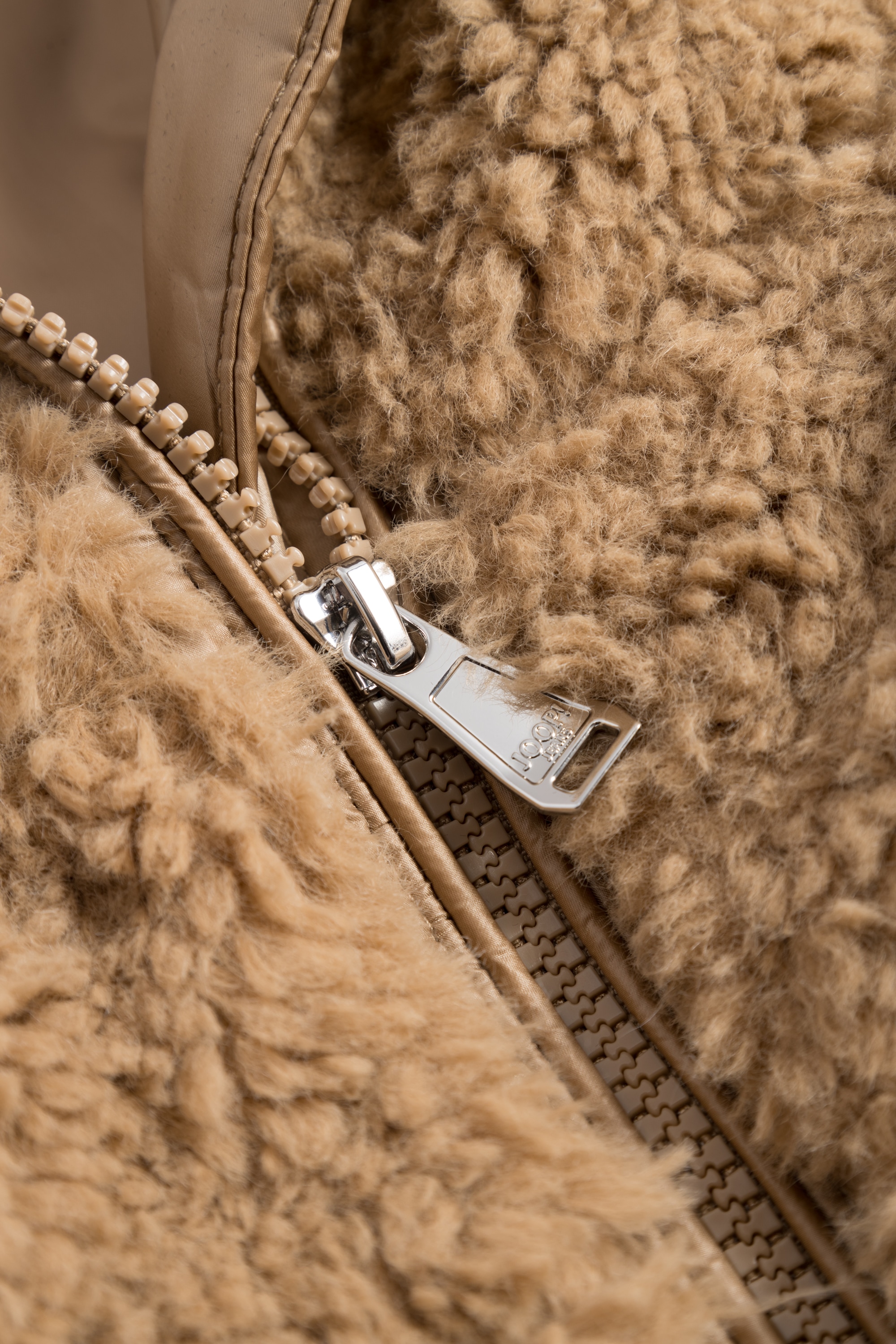 Joop Jeans Fellimitatjacke »Olivet«, ohne Kapuze, Mit Rundhalsausschnitt