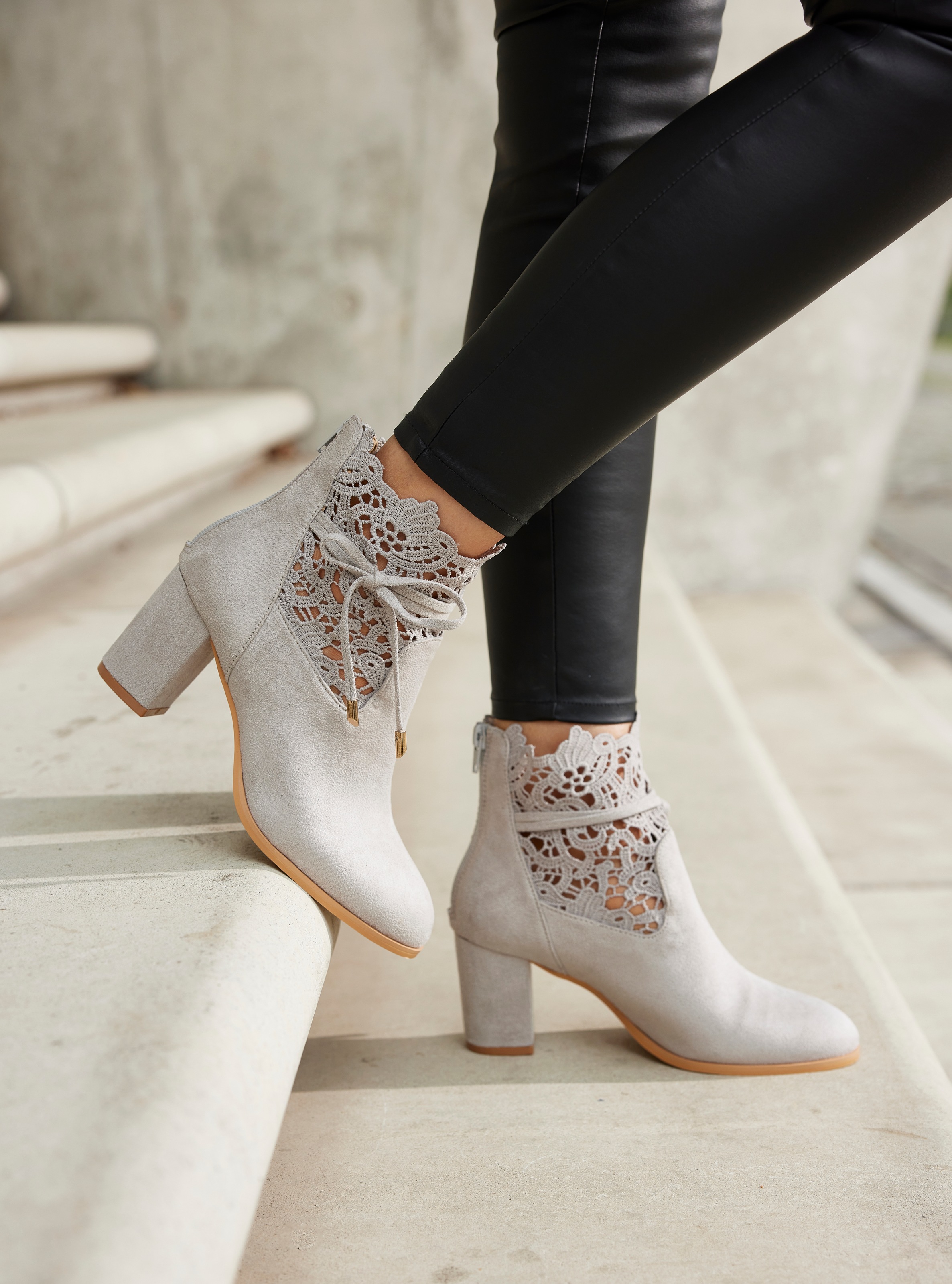 LASCANA mit modischer Spitze und bequemen Blockabsatz, Ankle Boot, Stiefel günstig online kaufen