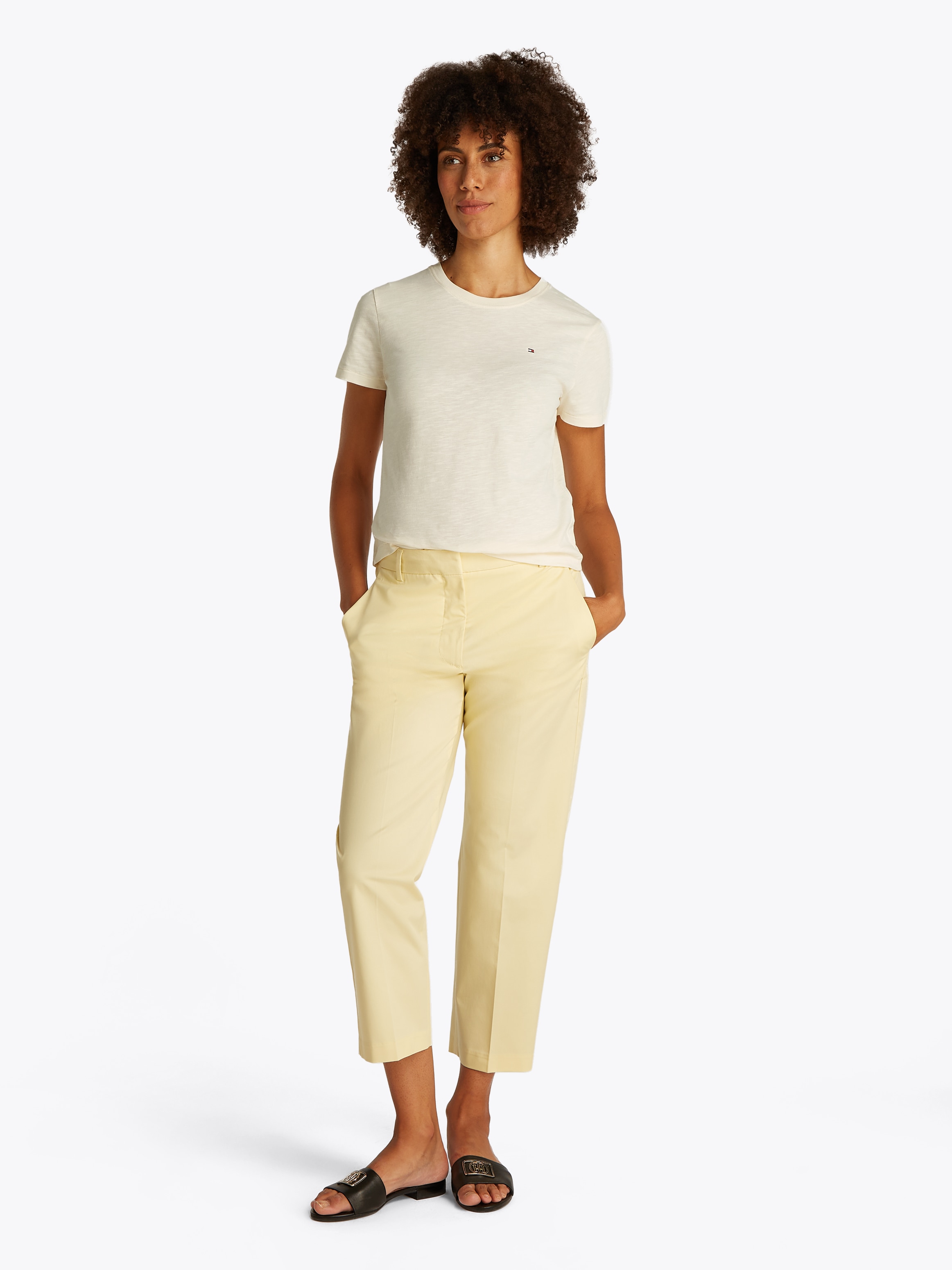 Tommy Hilfiger Rundhalsshirt »SLUB REG C-NK SS«, mit Flammgarn-Struktur, mit Logostickerei