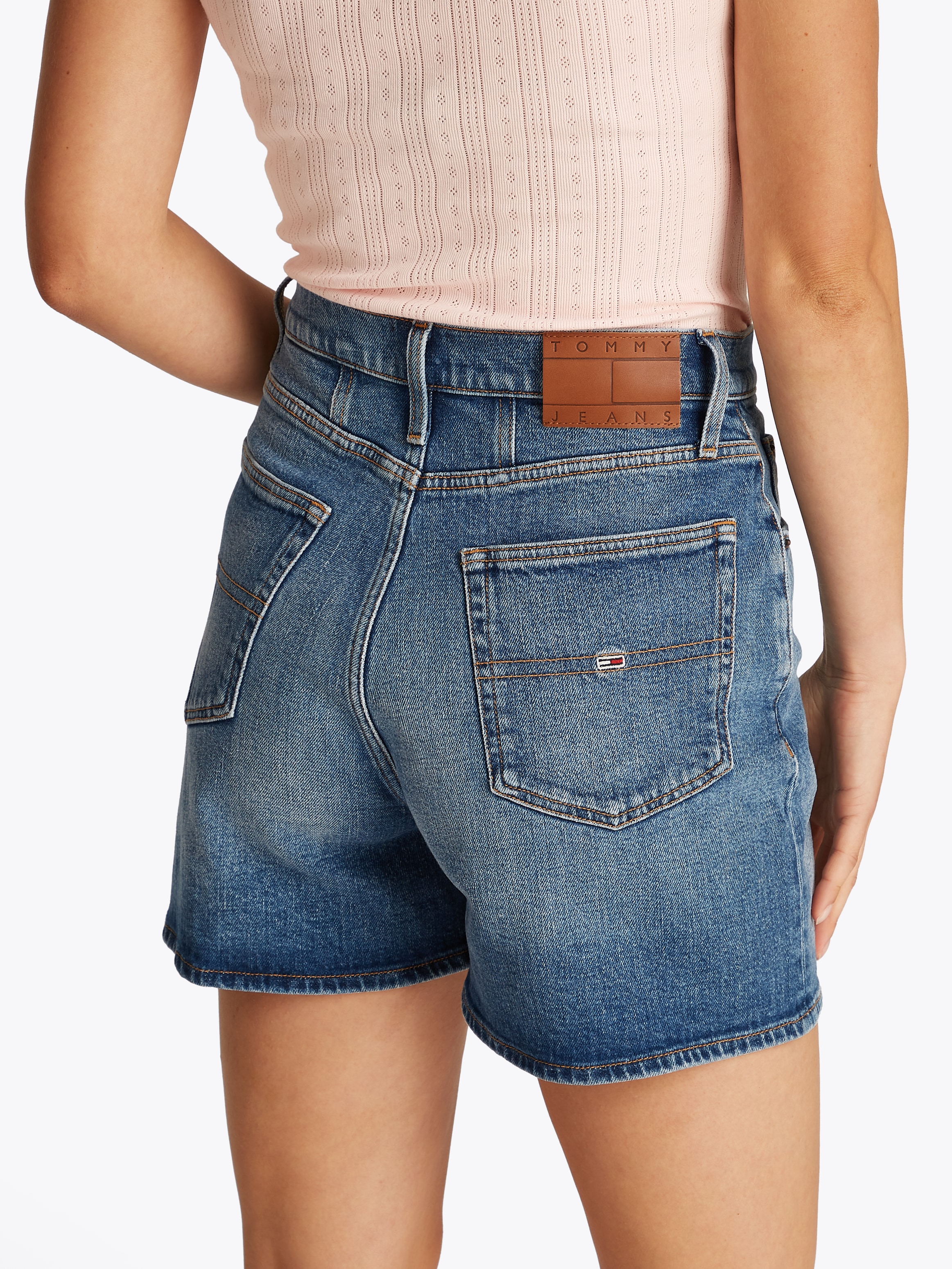 Tommy Jeans Shorts »MOM SHORT BI0134«, mit Logo-Badge, in blauer Waschung