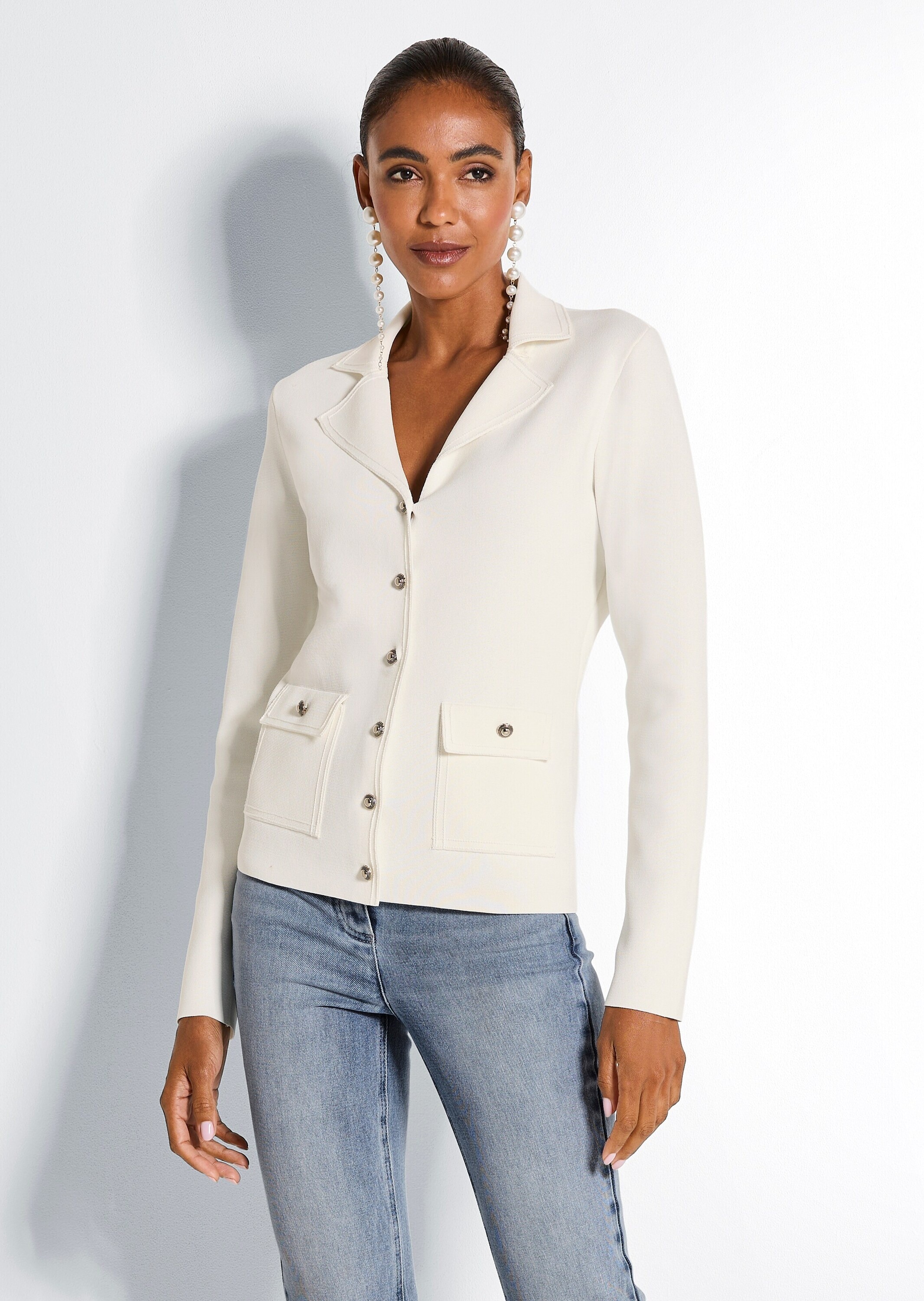 MADELEINE Strickjacke »Strickblazer Elegante Businessjacke im Milano-Strick« Schmuckknöpfe