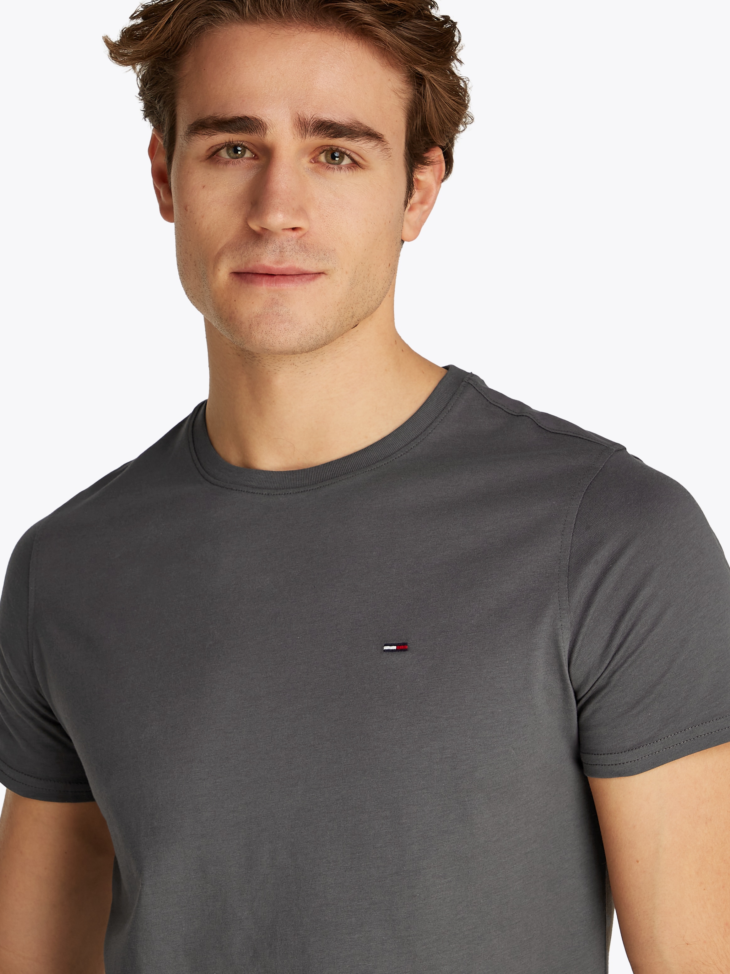 Tommy Jeans T-Shirt »TJM ESSENTIAL SOLID TEE«, mit Rundhalsausschnitt und dezenter Logo-Flag