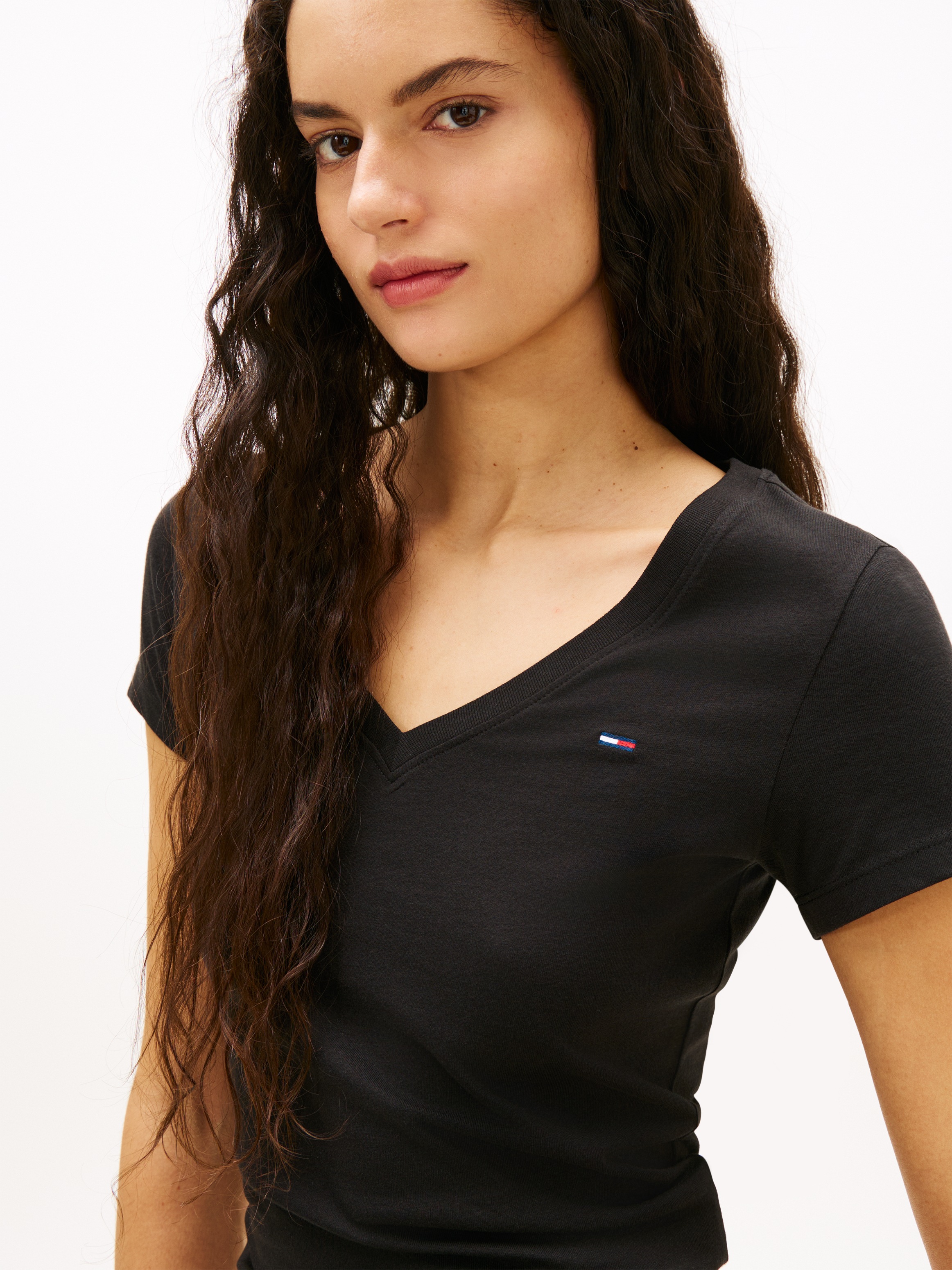 Tommy Jeans Kurzarmshirt "TJW SLIM V-NECK TEE" mit Logo-Stickerei günstig online kaufen