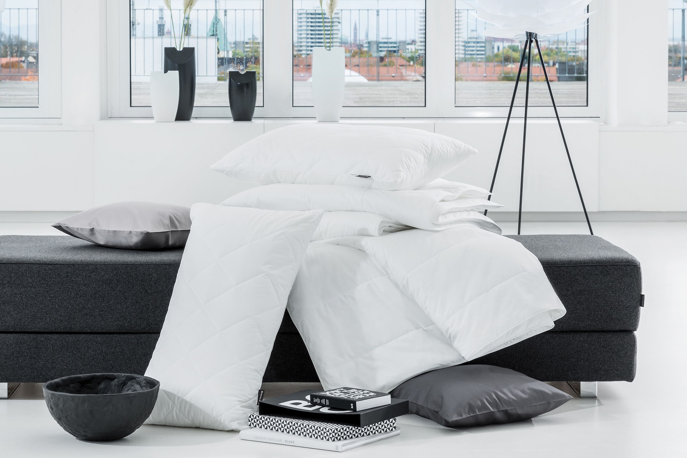 Centa-Star Kunstfaserbettdecke »Famous«, leicht, Bezug 100% Baumwolle, (1 St.), Bezug mit spezieller, temperaturregulierender Mikrofaser