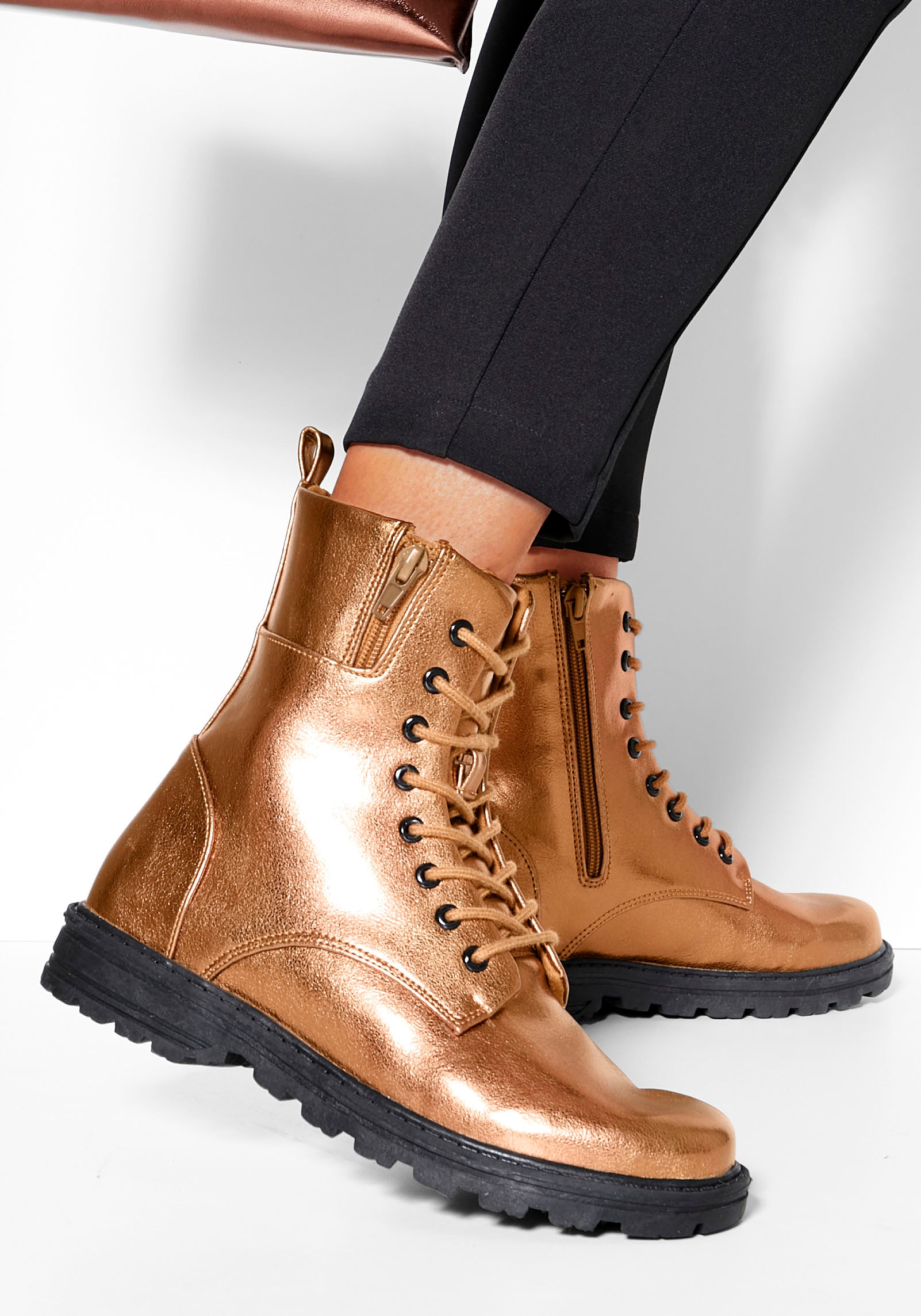 LASCANA Stiefelette, im angesagten Metallic-Look, Stiefel, Boots VEGAN günstig online kaufen