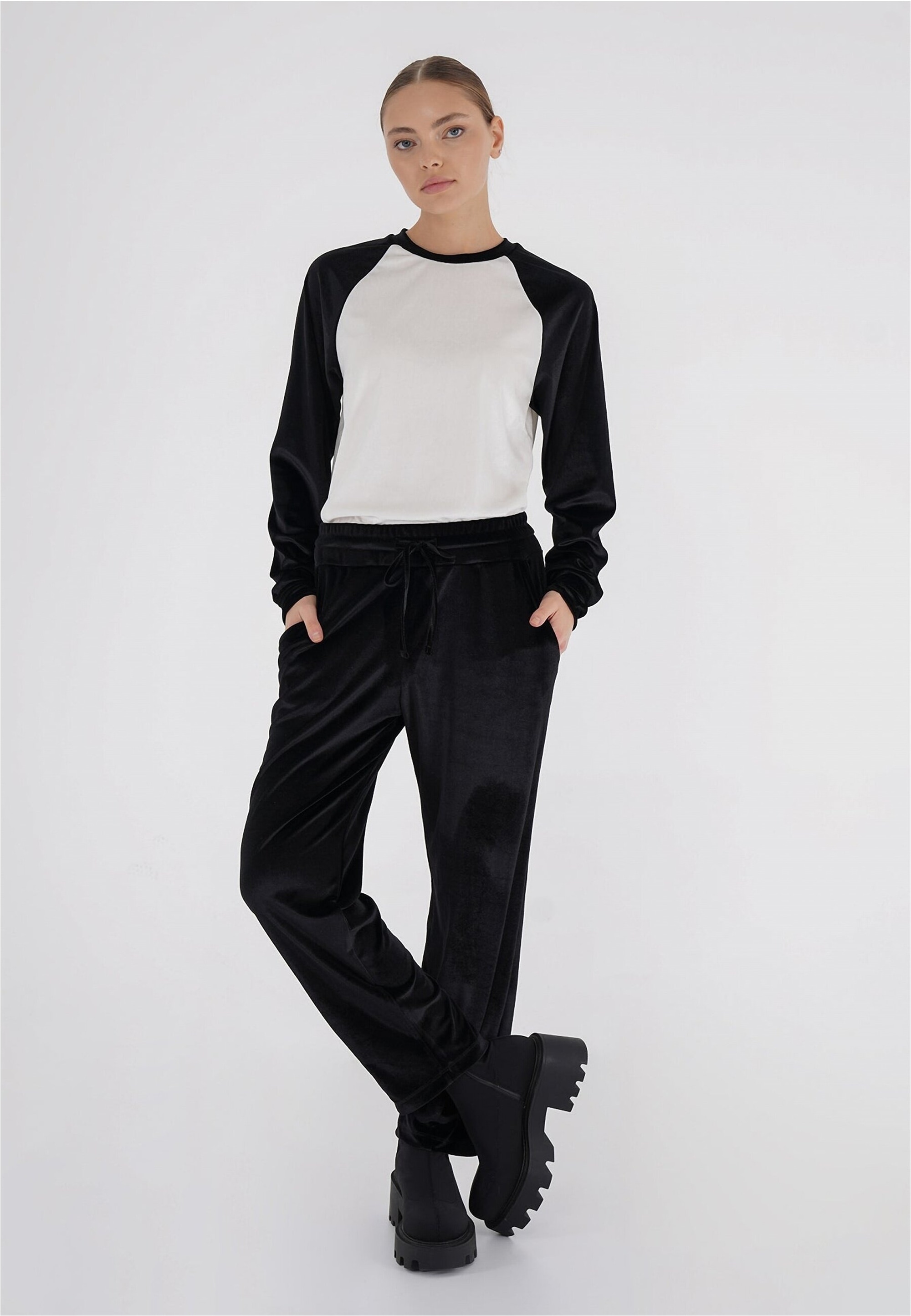 freshlions Sweatshirt "Sally" 1 Stk. tlg. aus samtig, weichem Stoff hergest günstig online kaufen