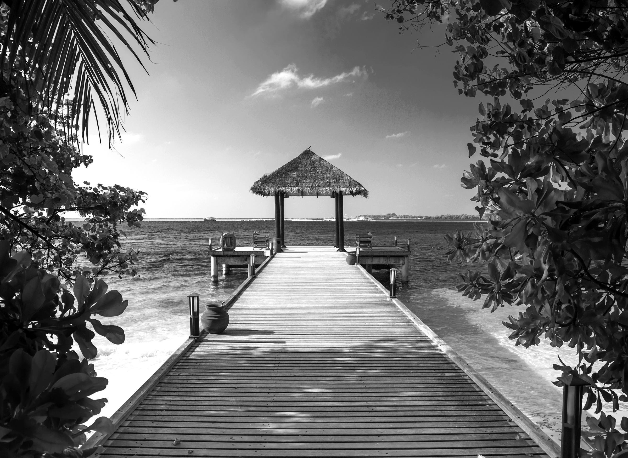 Papermoon Fototapetas »Steg ant Strand juoda spa...