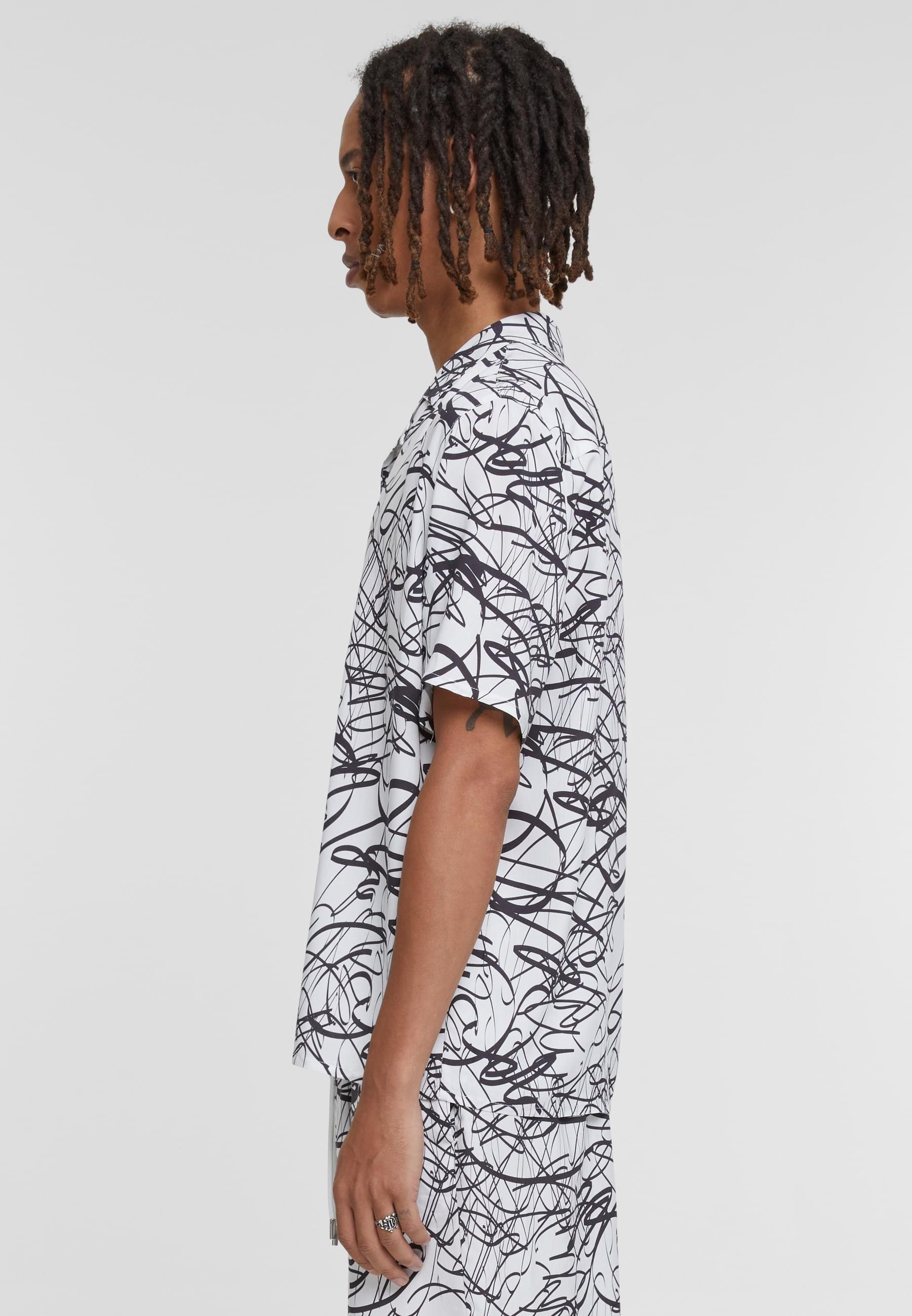 URBAN CLASSICS Kurzarmhemd »Urban Classics Herren Viscose AOP Resort Shirt«, (1 tlg.)
