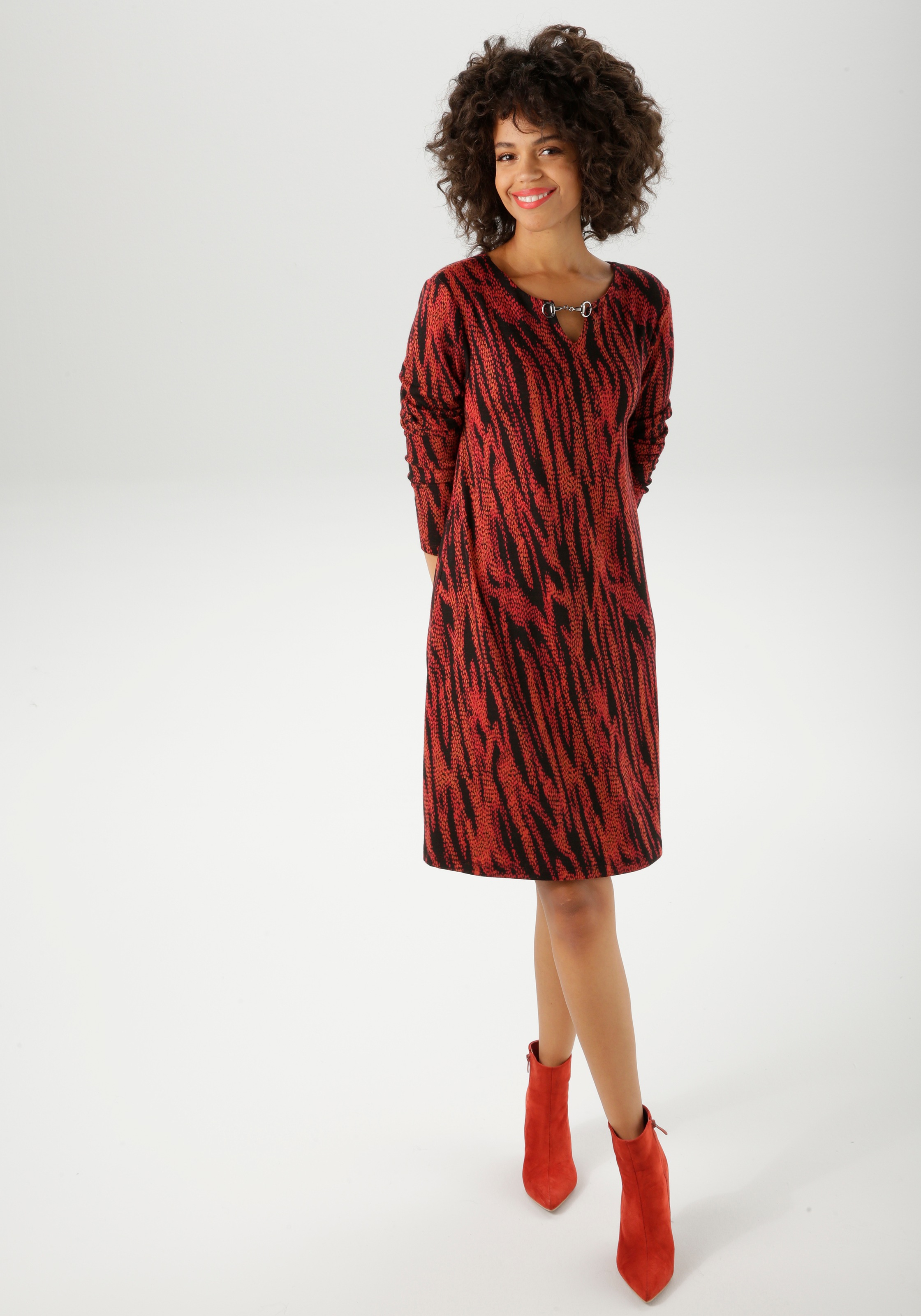 Aniston CASUAL Jerseykleid, mit dekorativem Schmuckelement am Ausschnitt - günstig online kaufen