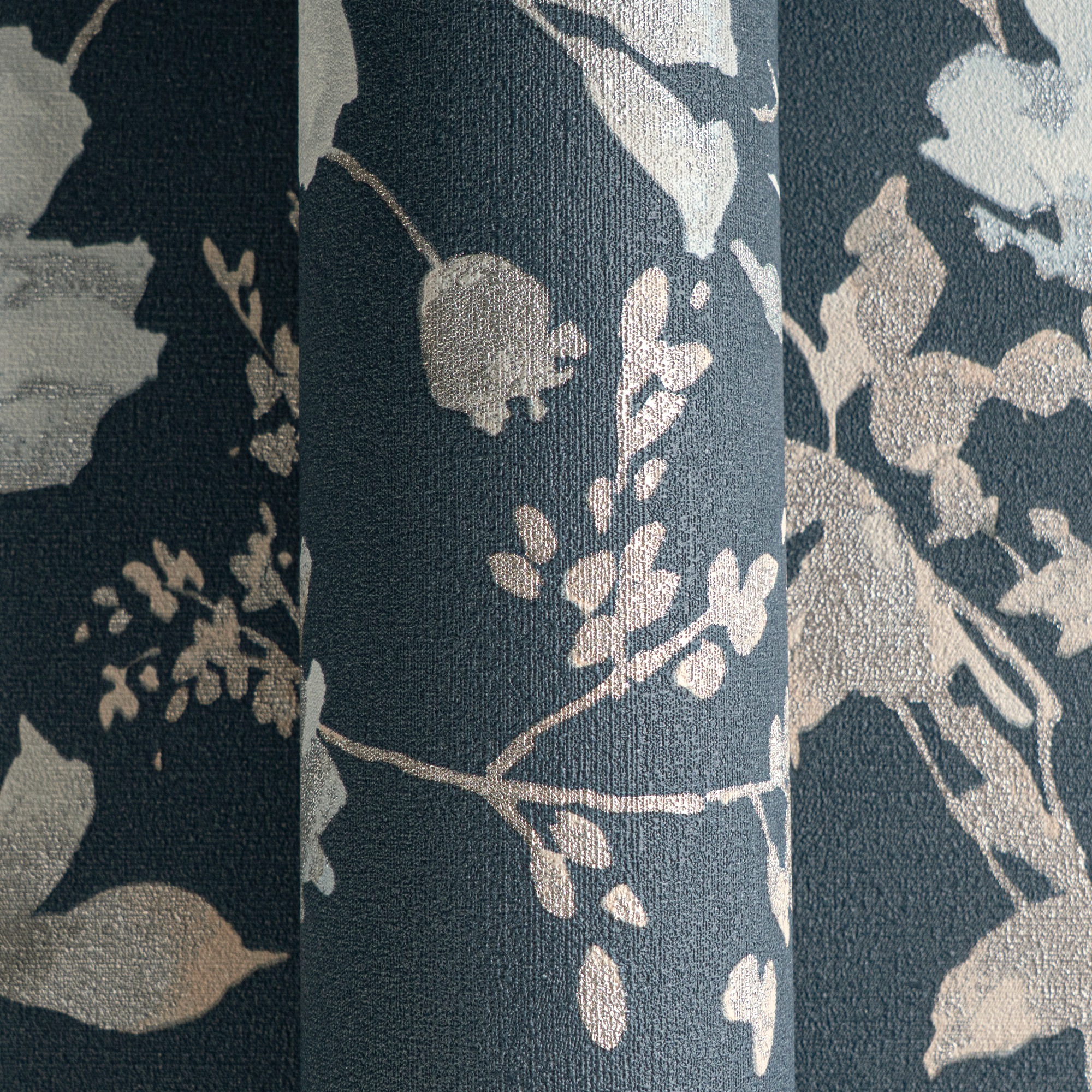 CosmoLiving by Cosmopolitan Vliestapete »Petal Poetry – Aquarell-Blumentapete« matt strukturiert Zarte Aquarellblüten für stilvolle Wohnräume