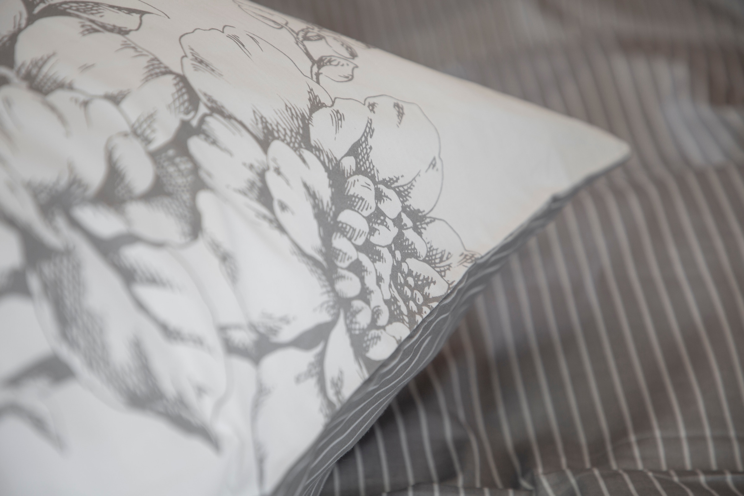 Zeitgeist Wendebettwäsche »Kai in Gr. 135x200 oder 155x220 cm«, (2 tlg.), mit Blumen und Streifen, Bettwäsche aus Baumwolle mit Reißverschluss