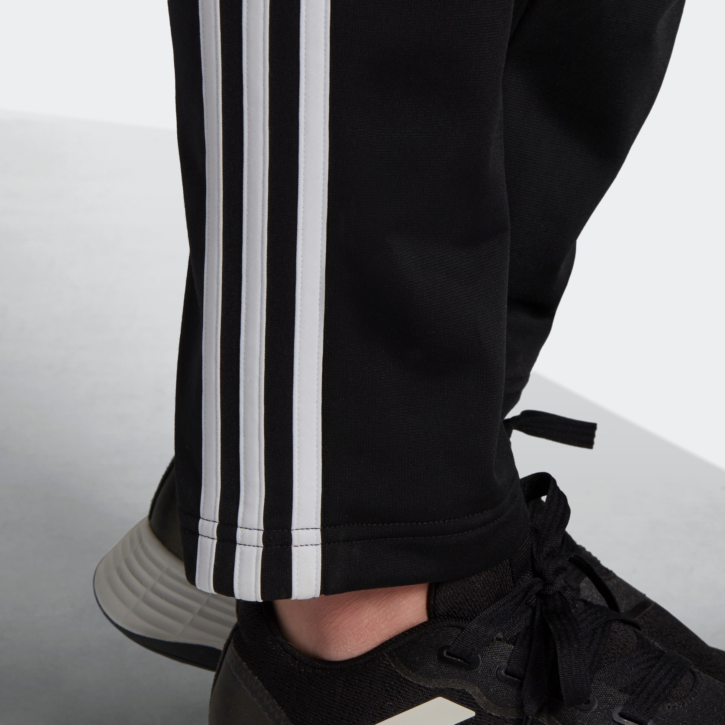 adidas Sportswear Sporthose »ESSENTIALS WARMUP 3STREIFEN«, (1 tlg.)