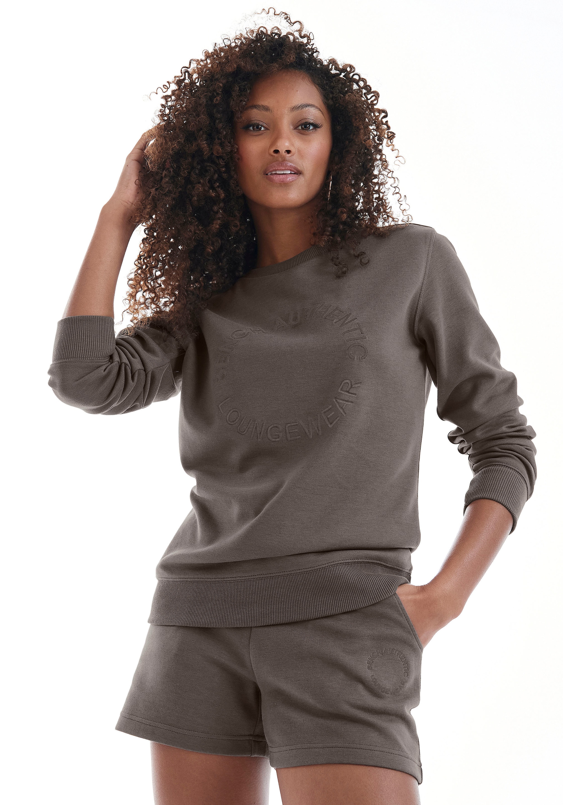 Bench. Loungewear Sweatshirt, mit runder Logostickerei, Loungwear