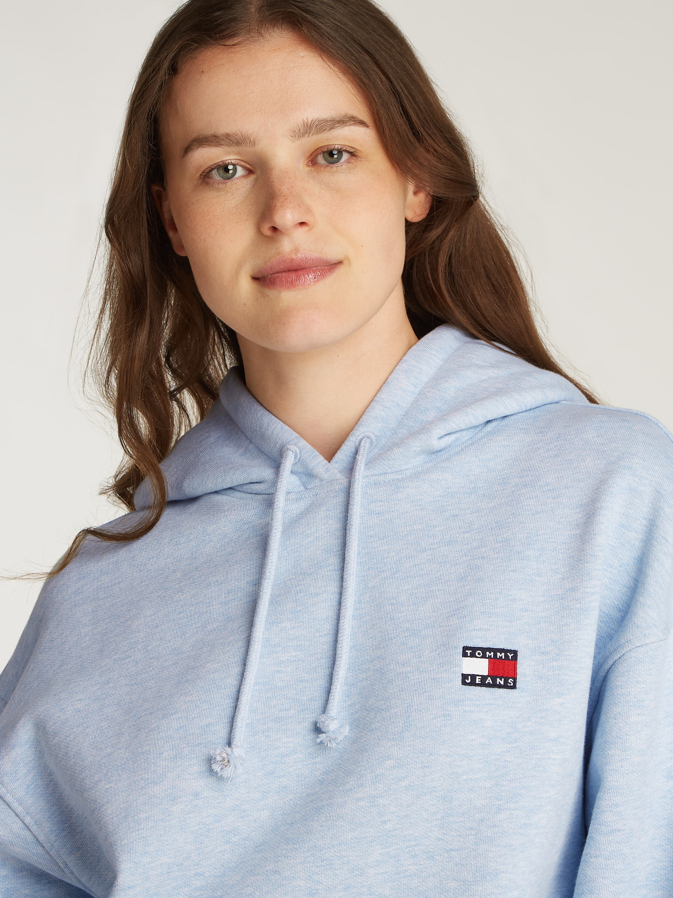 Tommy Jeans Kapuzensweatshirt »TJW BXY BADGE HOODIE EXT«, mit Logo-Badge