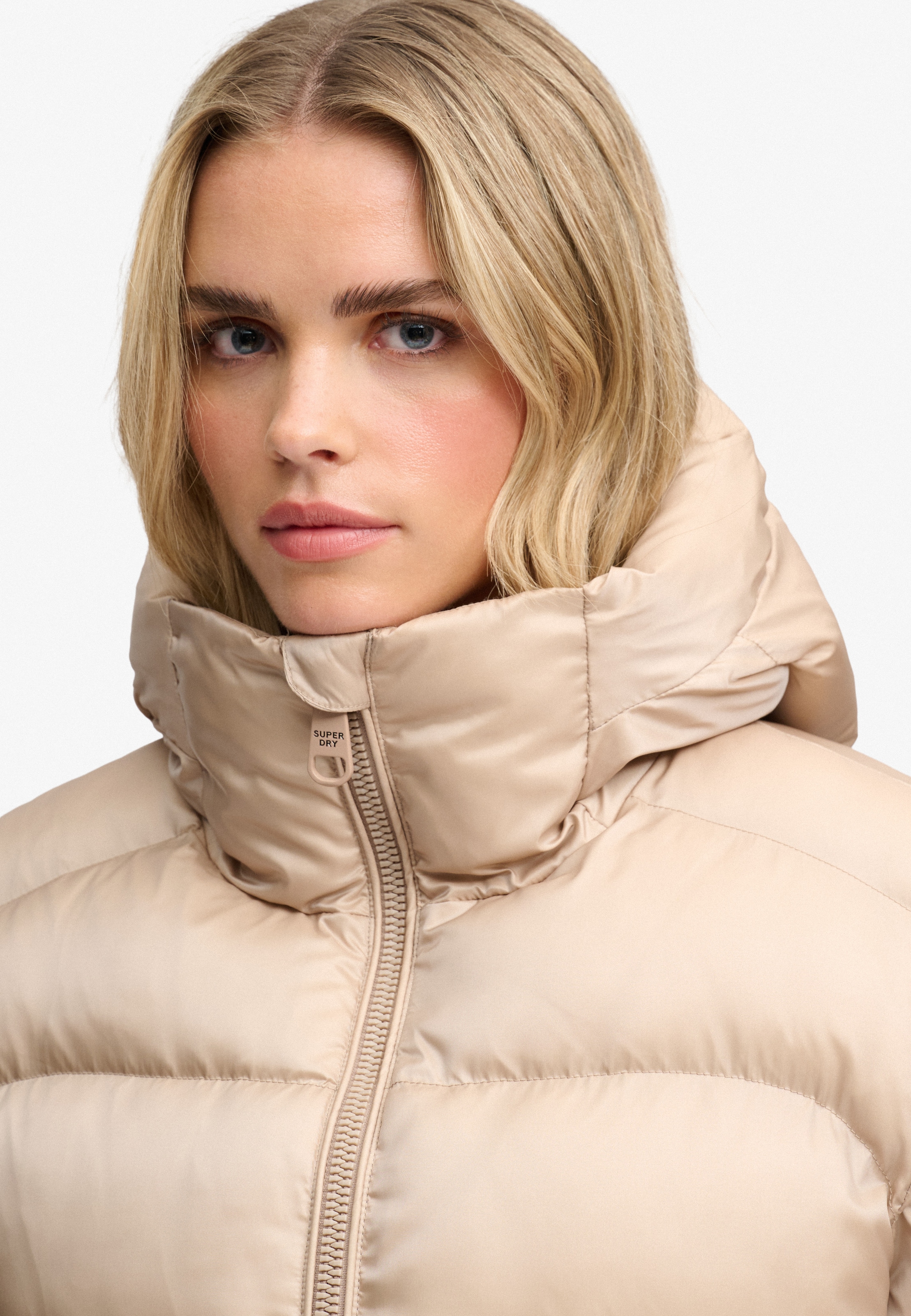 Superdry Steppjacke »HOODED SHINE PUFFER JACKET« mit Kapuze Kunstfaser, slim fit, in glänzender Optik