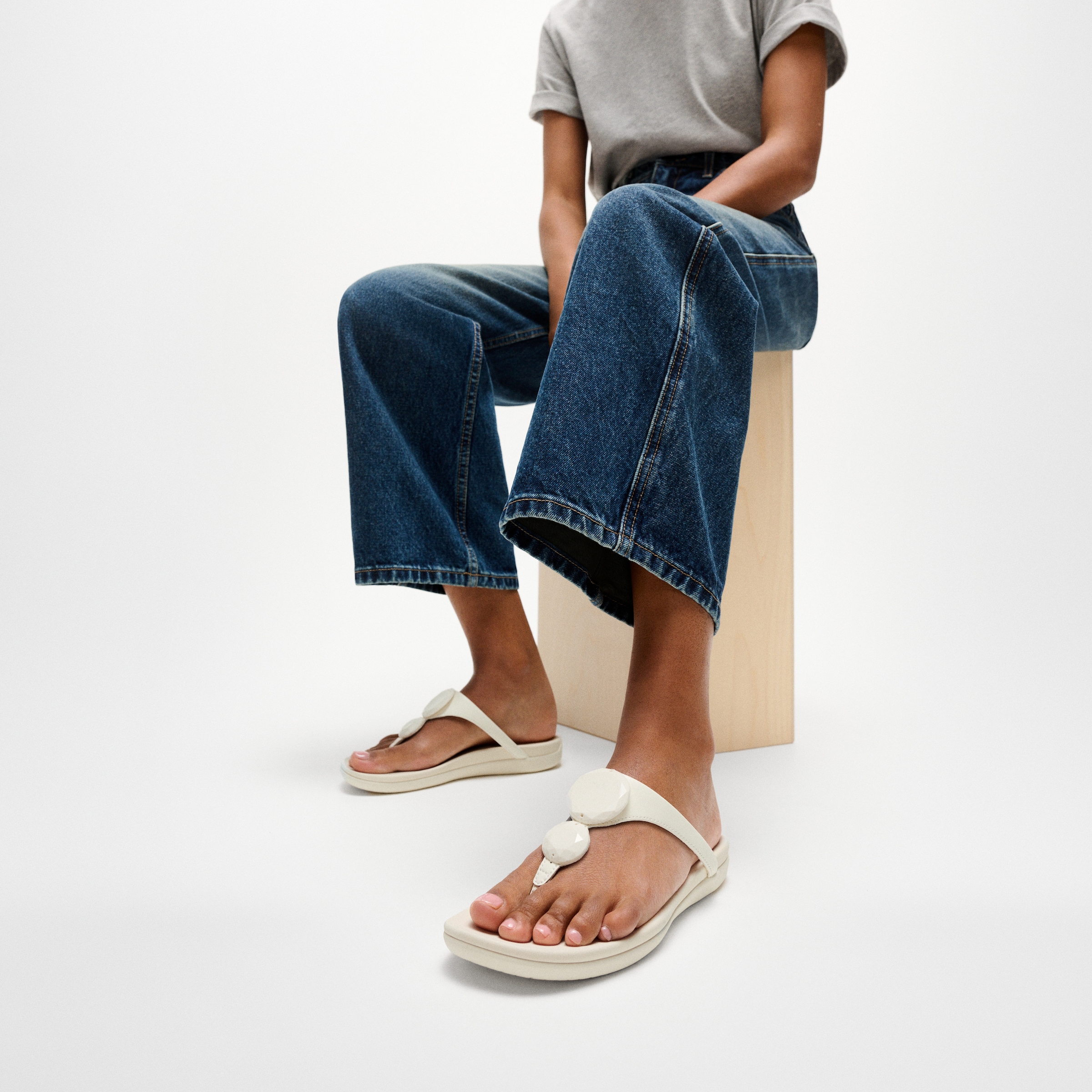 Fitflop Zehentrenner »SOLAY GLOSSY-DISC TOE-POST SANDALS«  Dianette, Sommerschuh mit Metallic Detail