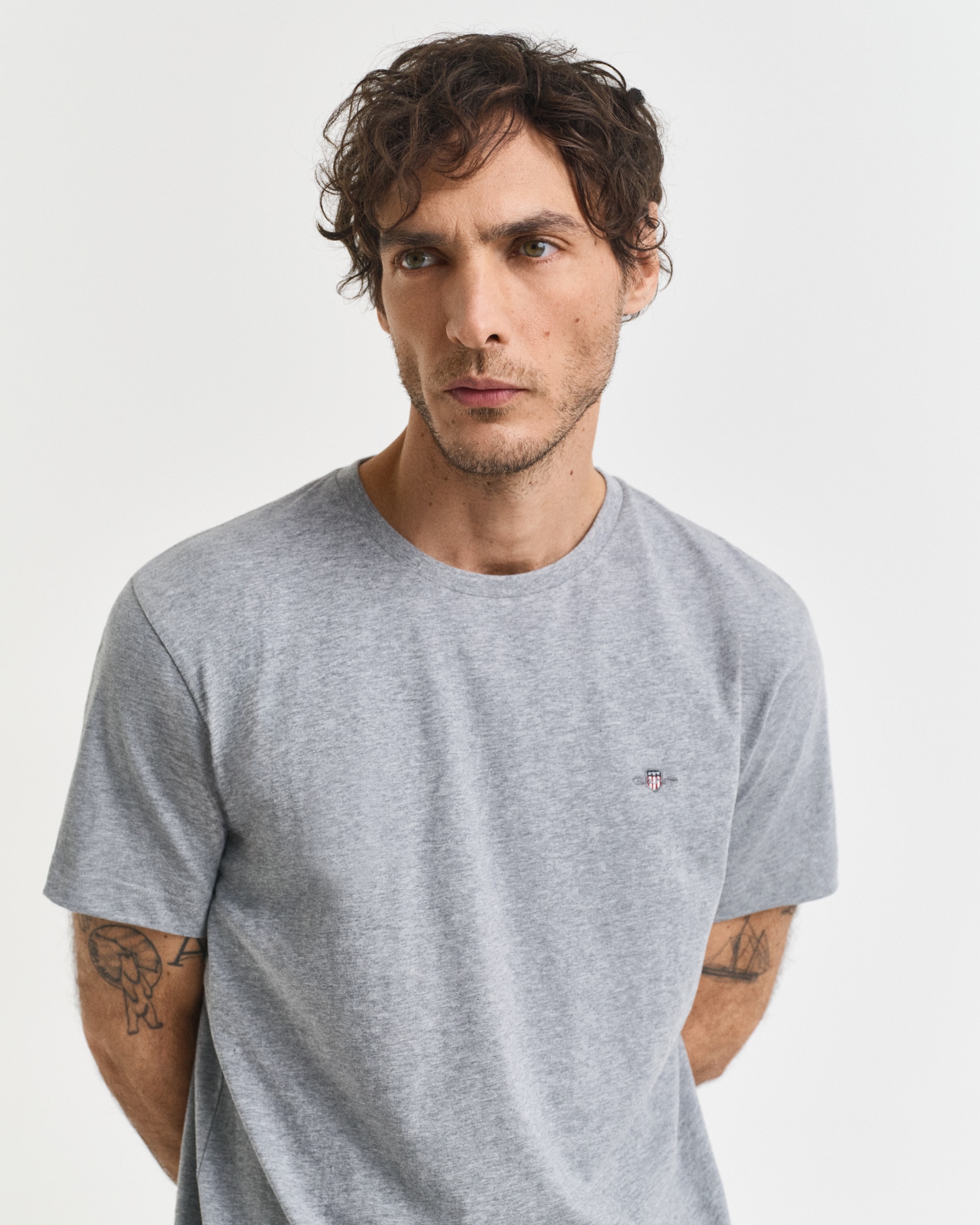 Gant T-Shirt »REG SHIELD SS T-SHIRT«, mit Logostickerei auf der Brust