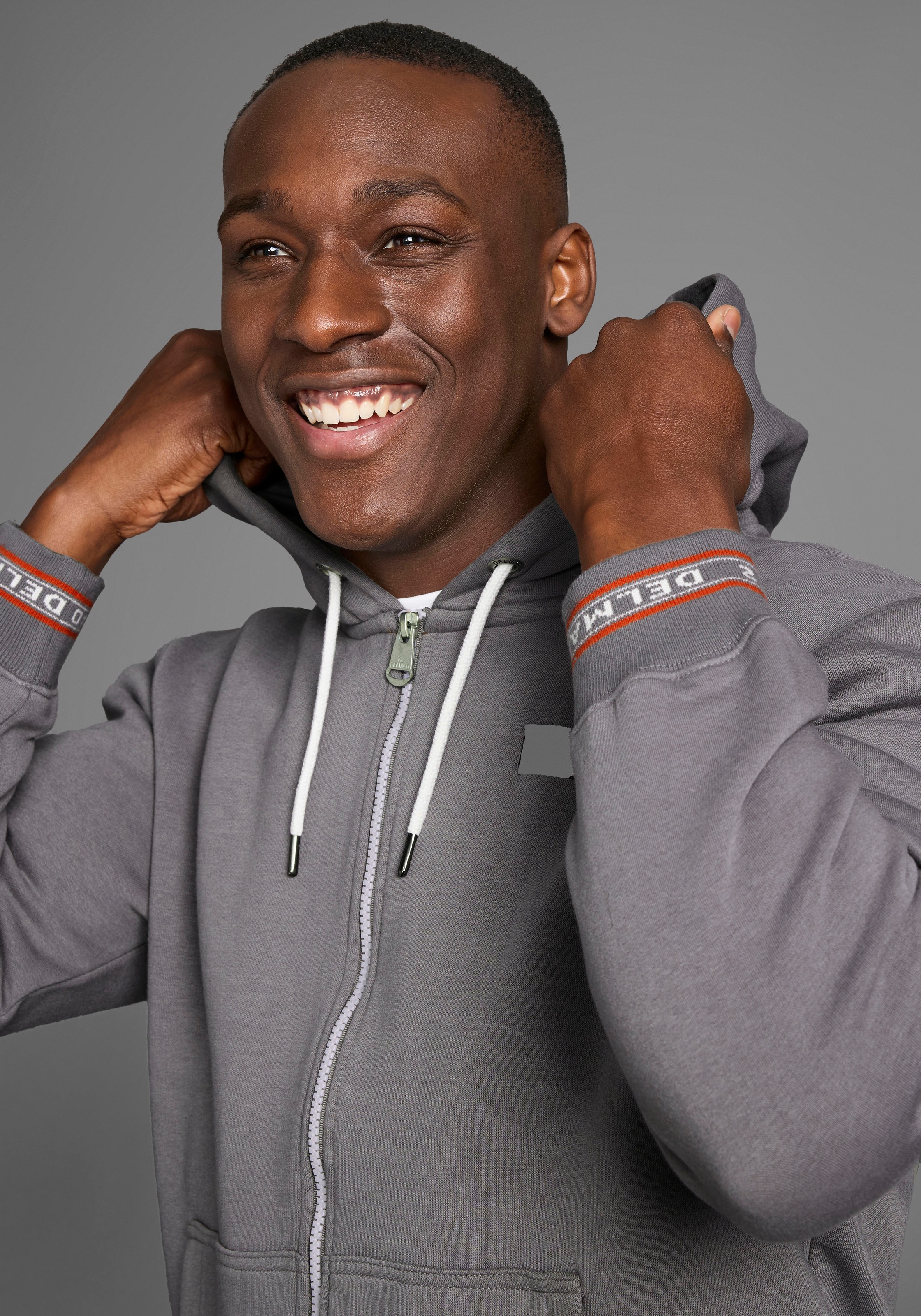 Thumbnail - DELMAO Kapuzensweatjacke mit kontrastfarbenen Reißverschlüssen