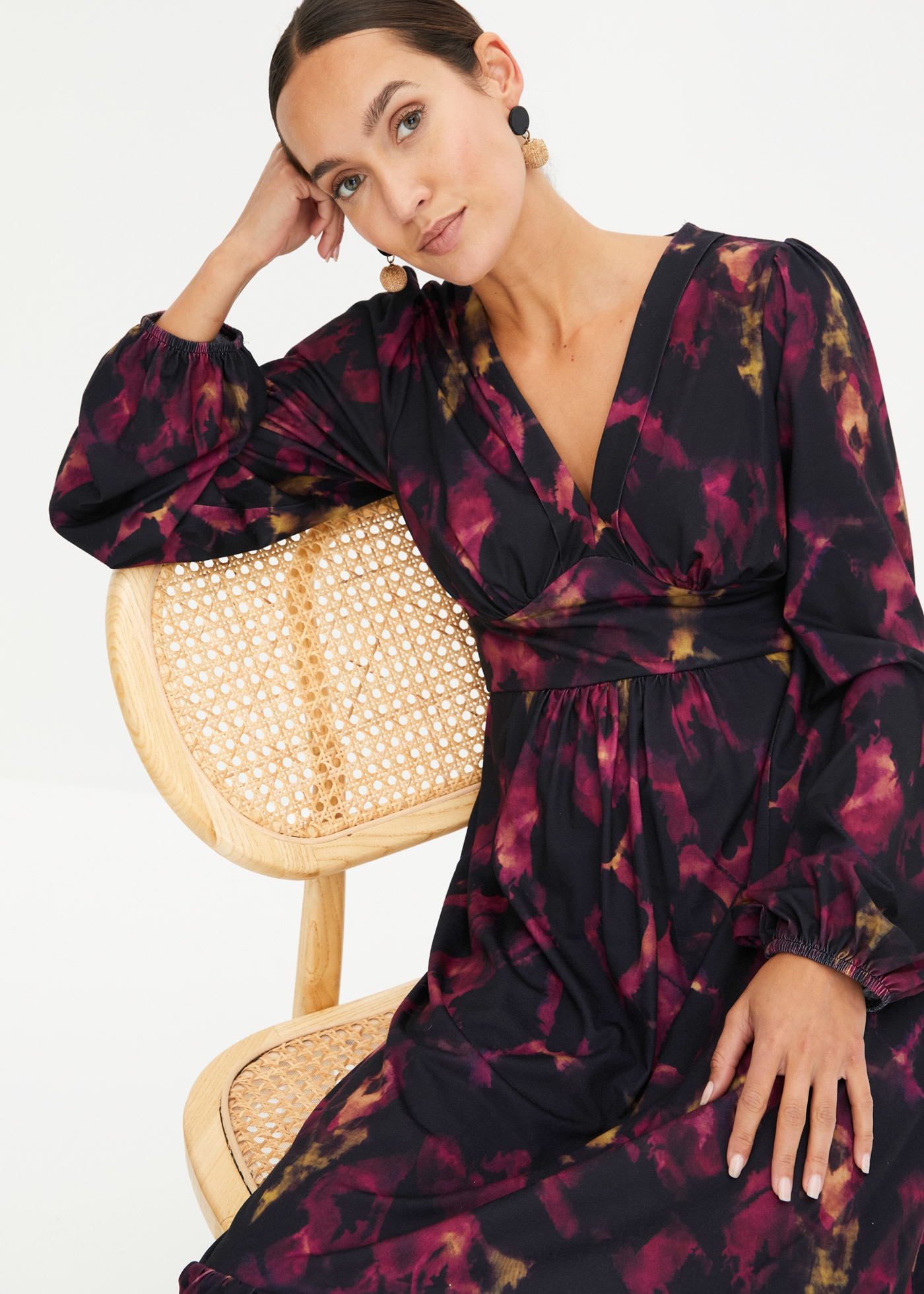 bonprix Midikleid aus Polyester und Elasthan, Slim Fit Passform, schwingender Rock