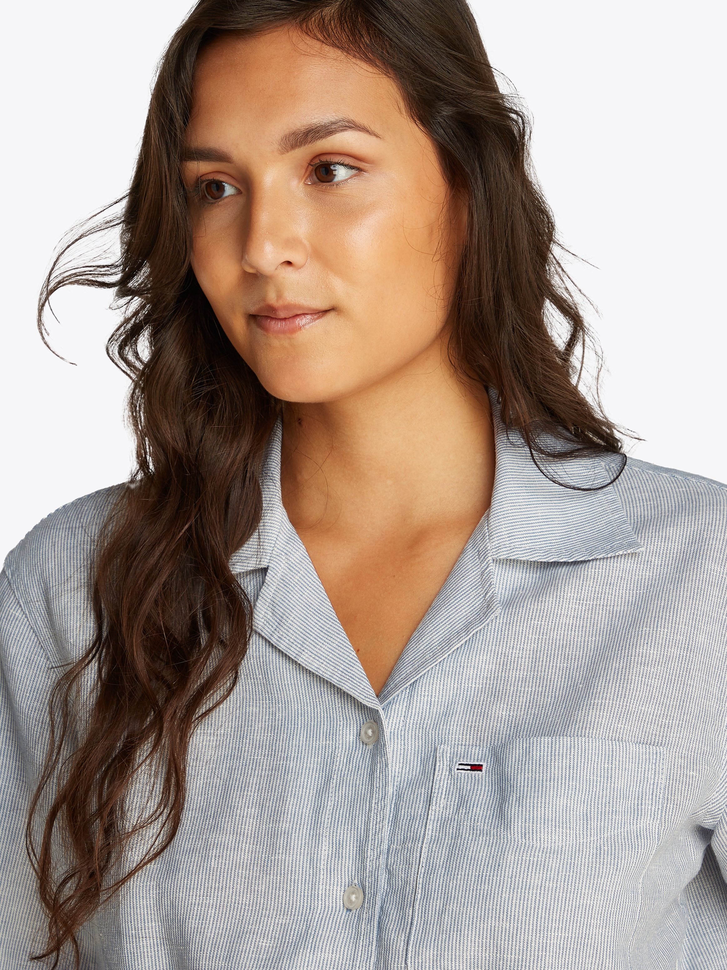Tommy Jeans T-Shirt »TJW CRP LINEN SS SHIRT«, mit Brusttasche, Logostickerei