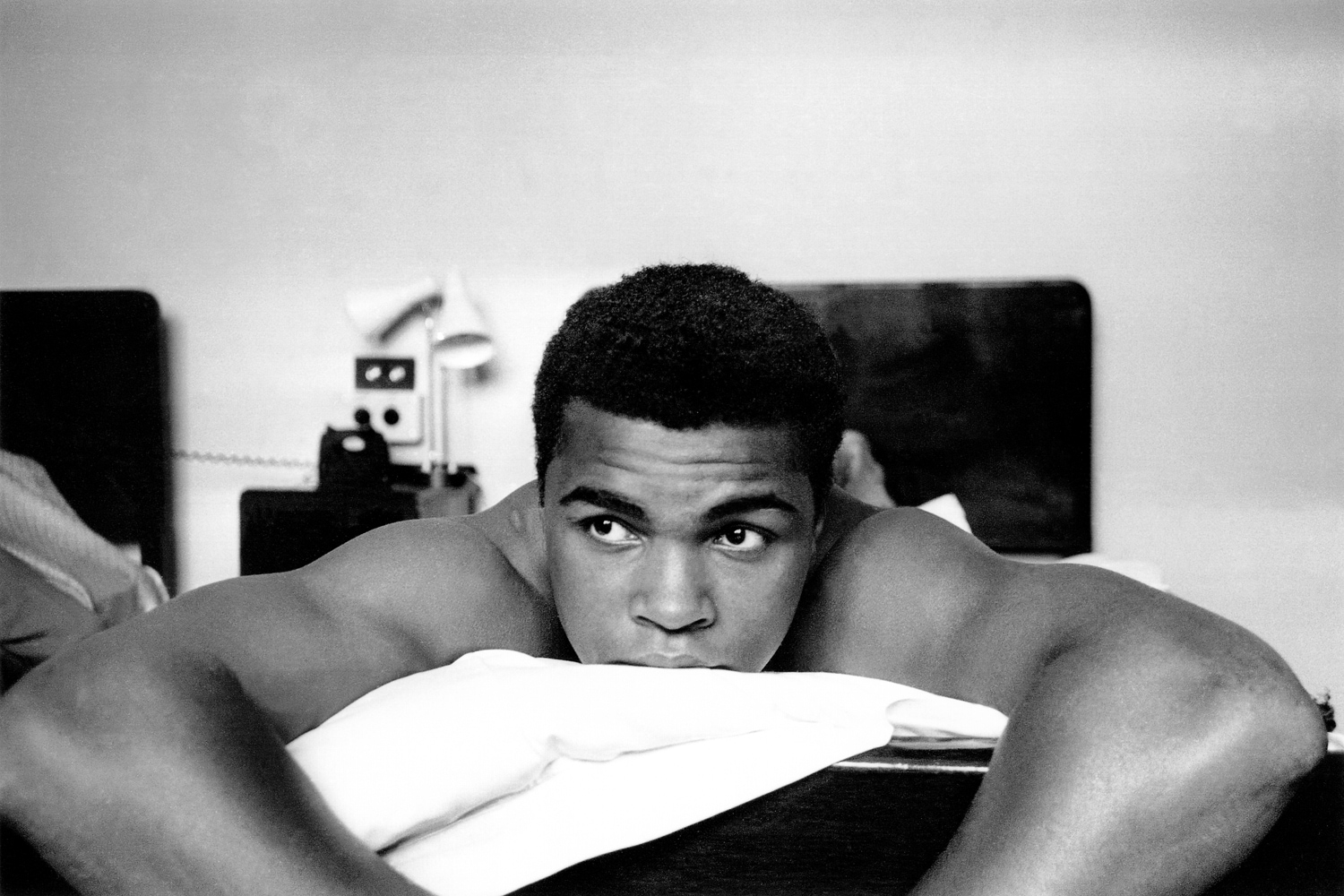 queence Acrylglasbild »Muhammad Ali auf Massageliege«, Schwarz-Weiß-Mann-Stars-Portrait-Foto-Film-Filmfiguren-Filmszene, Fine Art-Print in Galeriequalität