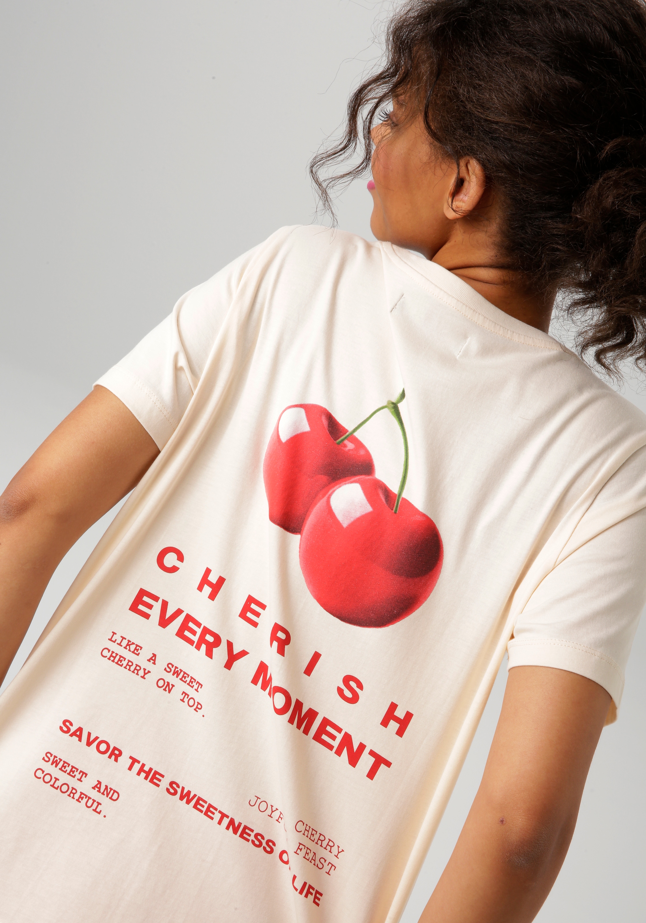 Aniston CASUAL T-Shirt, im Rücken mit Kirschen und Schriftzügen bedruckt