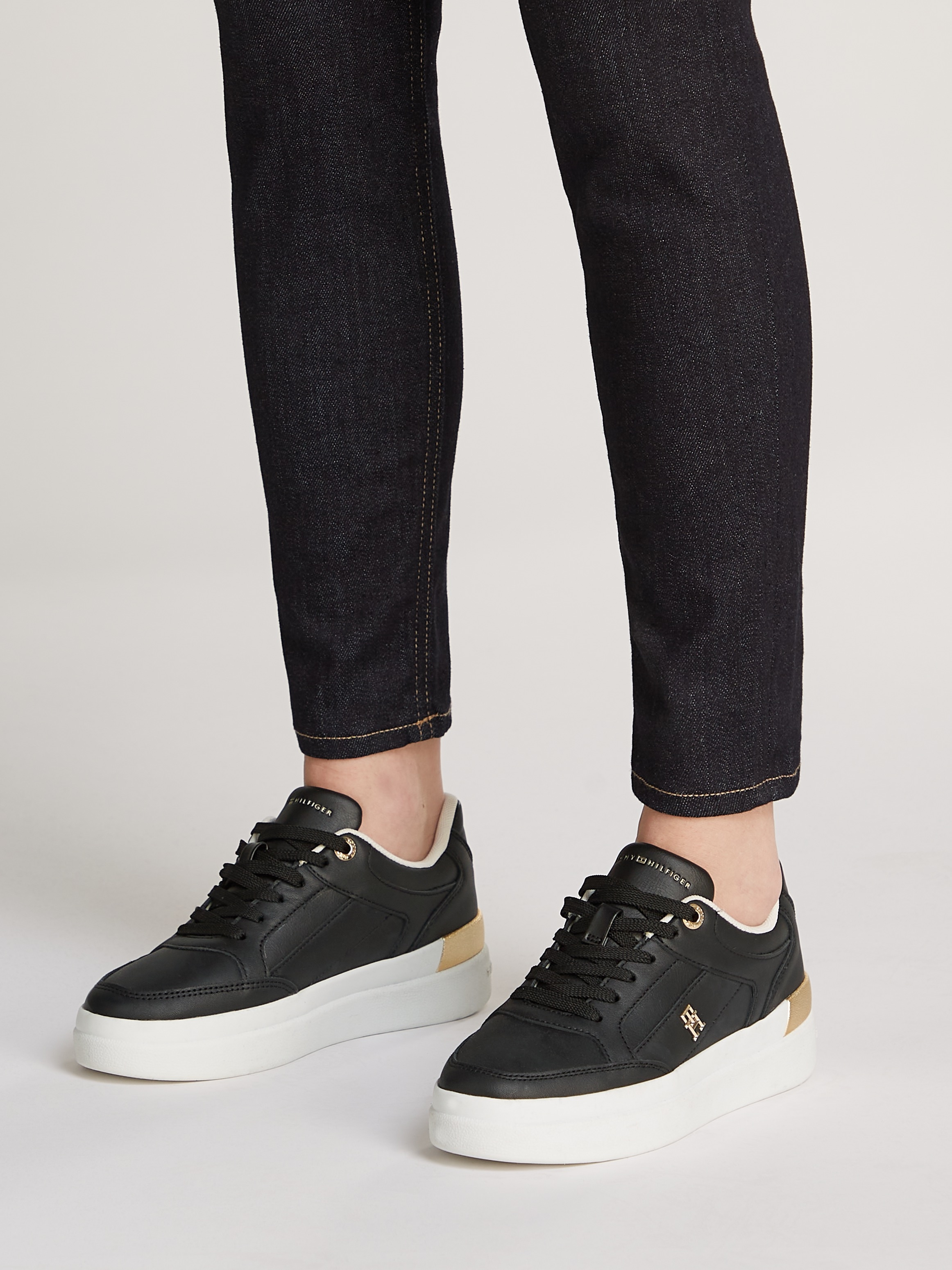 Tommy Hilfiger Plateausneaker »LUX HARDWARE COURT SNEAKER«, Plateau, Freizeitschuh, Halbschuh, Schnürer, gepolstertem Schaftrand