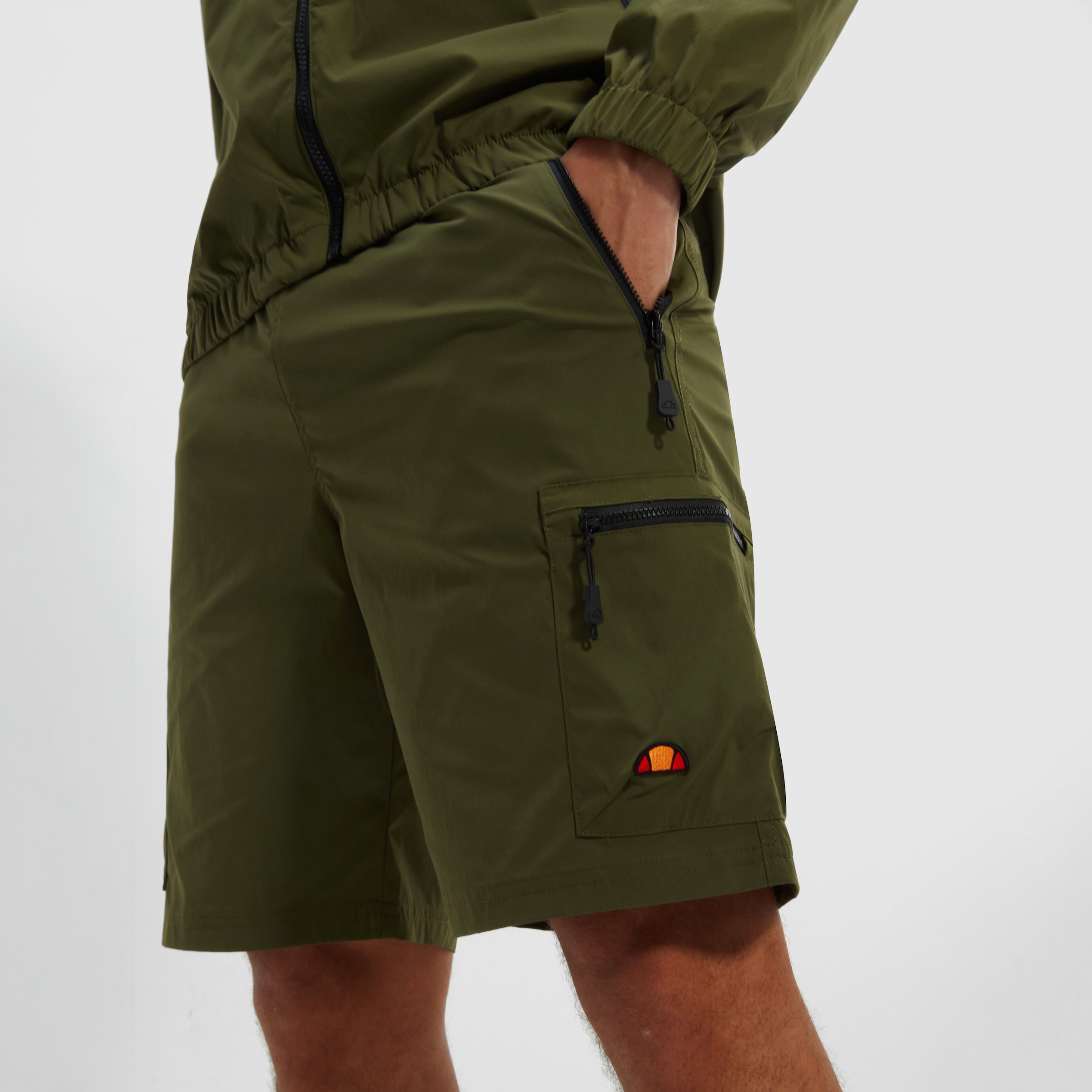 Ellesse Cargoshorts »BULLSEYE CARGO SHORT«, (1 tlg.), mit vielen Reißverschlusstaschen