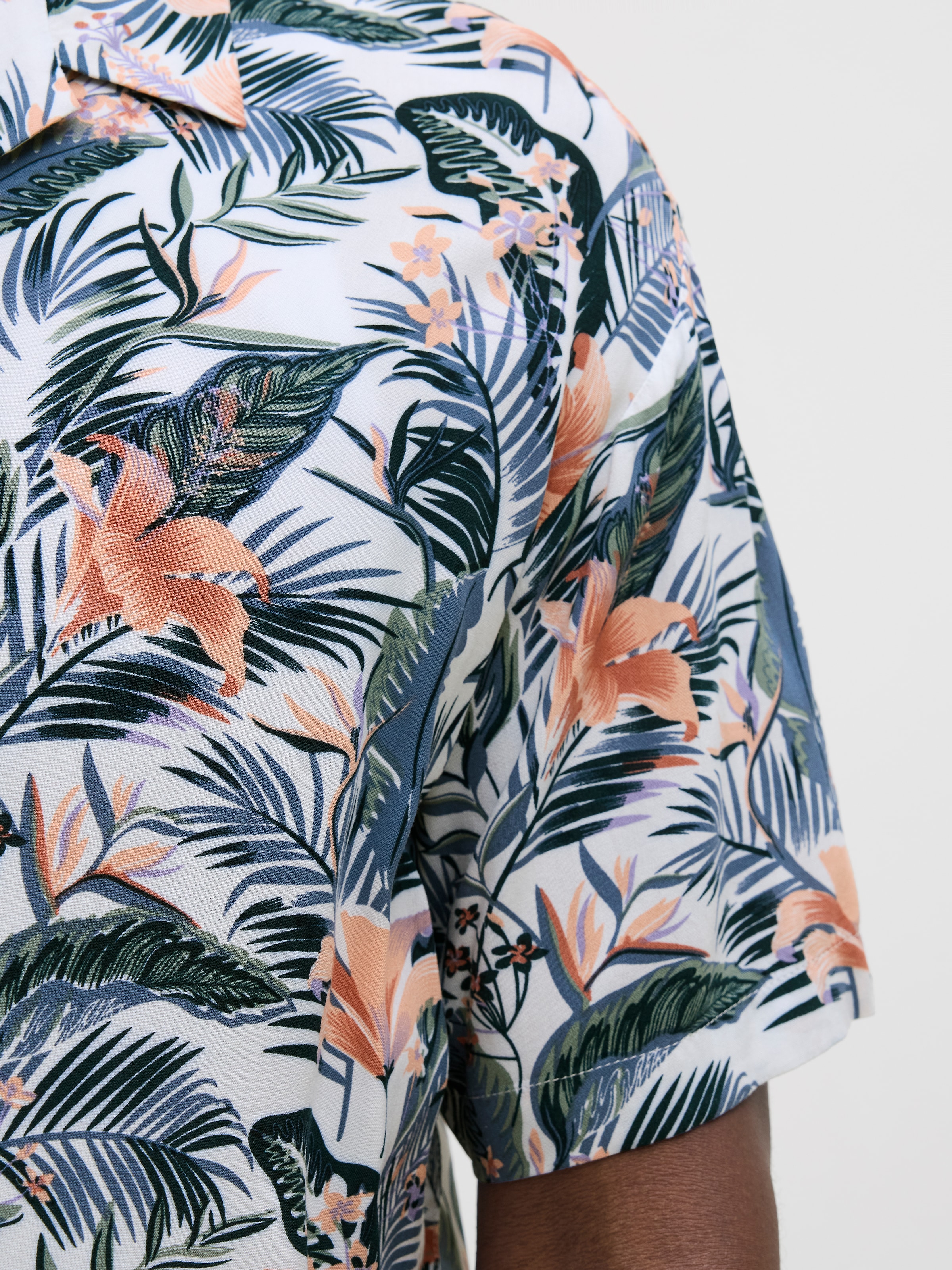 Jack & Jones Kurzarmhemd »JJEJEFF TROPICAL AOP RESORT SHIRT SS SN«, mit All-Over Print