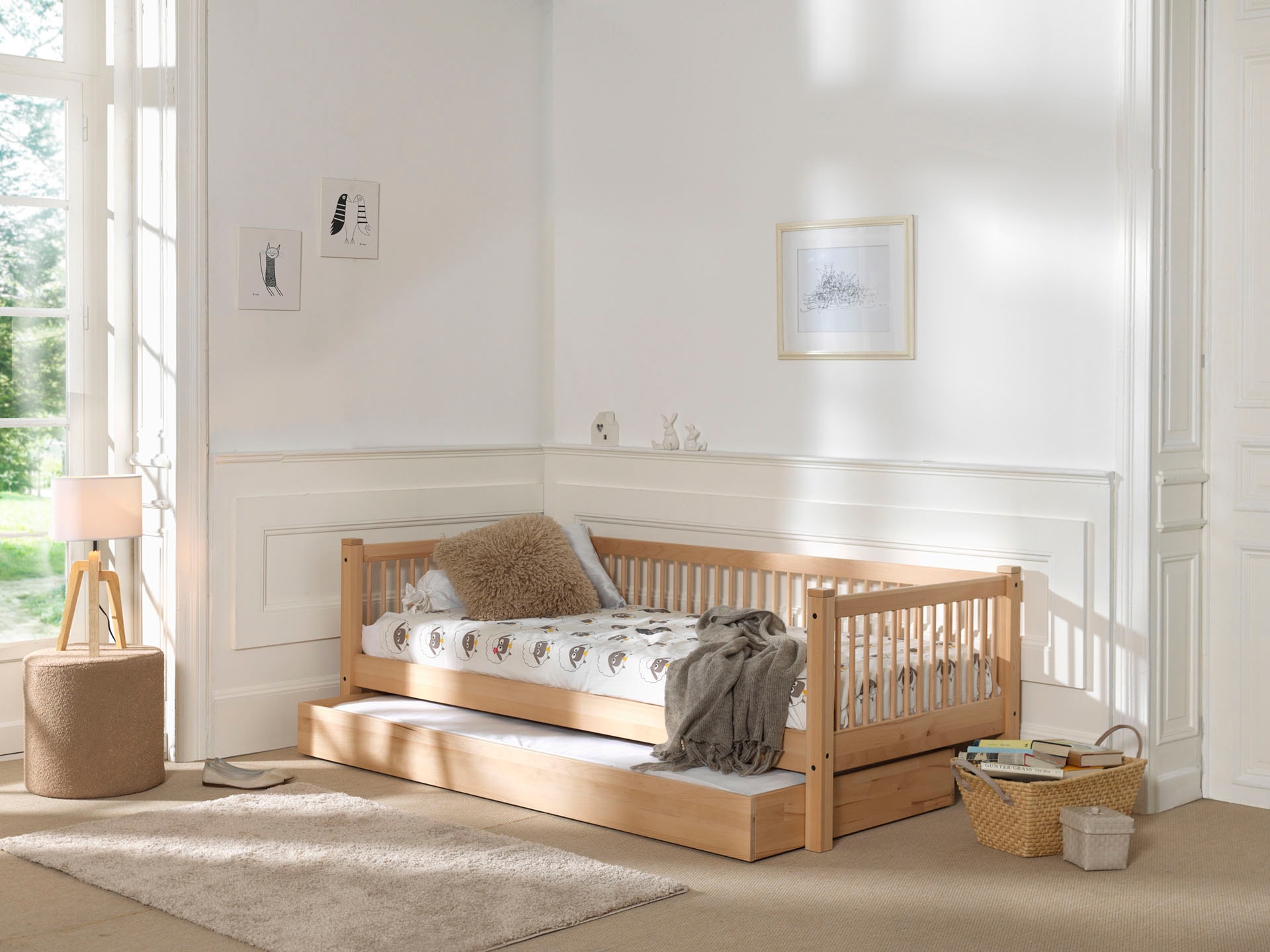 Vipack Daybett »Liegefläche 90 x 200 cm, inkl. Sprossenumrandung, zeitloses Design« Buche massiv, sehr stabil und standfest gebaut, inkl. Rolllattenrost,  die Bettschublade bietet Stauraum oder als Zusatzbett nutzbar