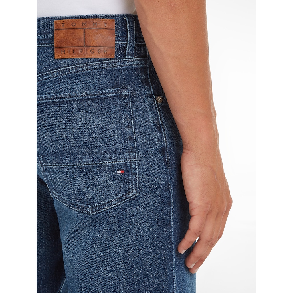 Tommy Hilfiger Jeansshorts »BROOKLYN SHORT STR«, Fade-Effekt vorne und hinten