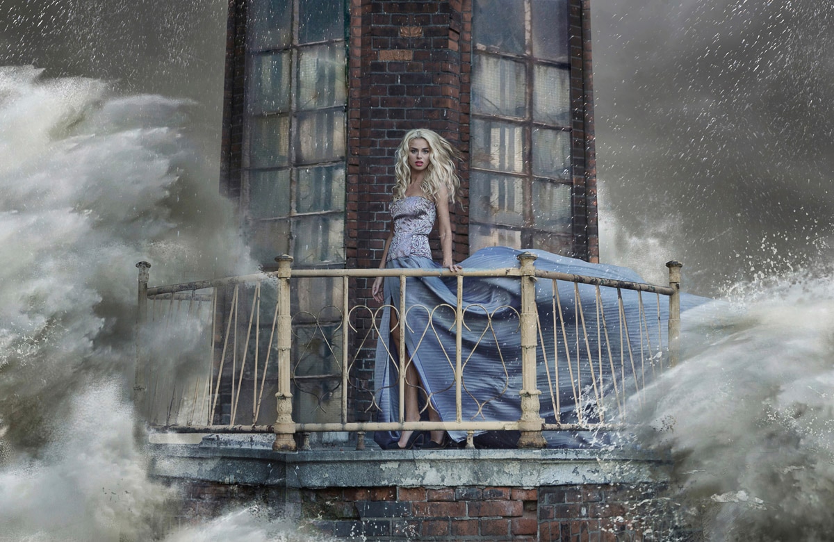 Papermoon Fototapete »LEUCHTTURM-WELLEN FRAU BEGRIFFSFOTO FANTASIE SURREAL«