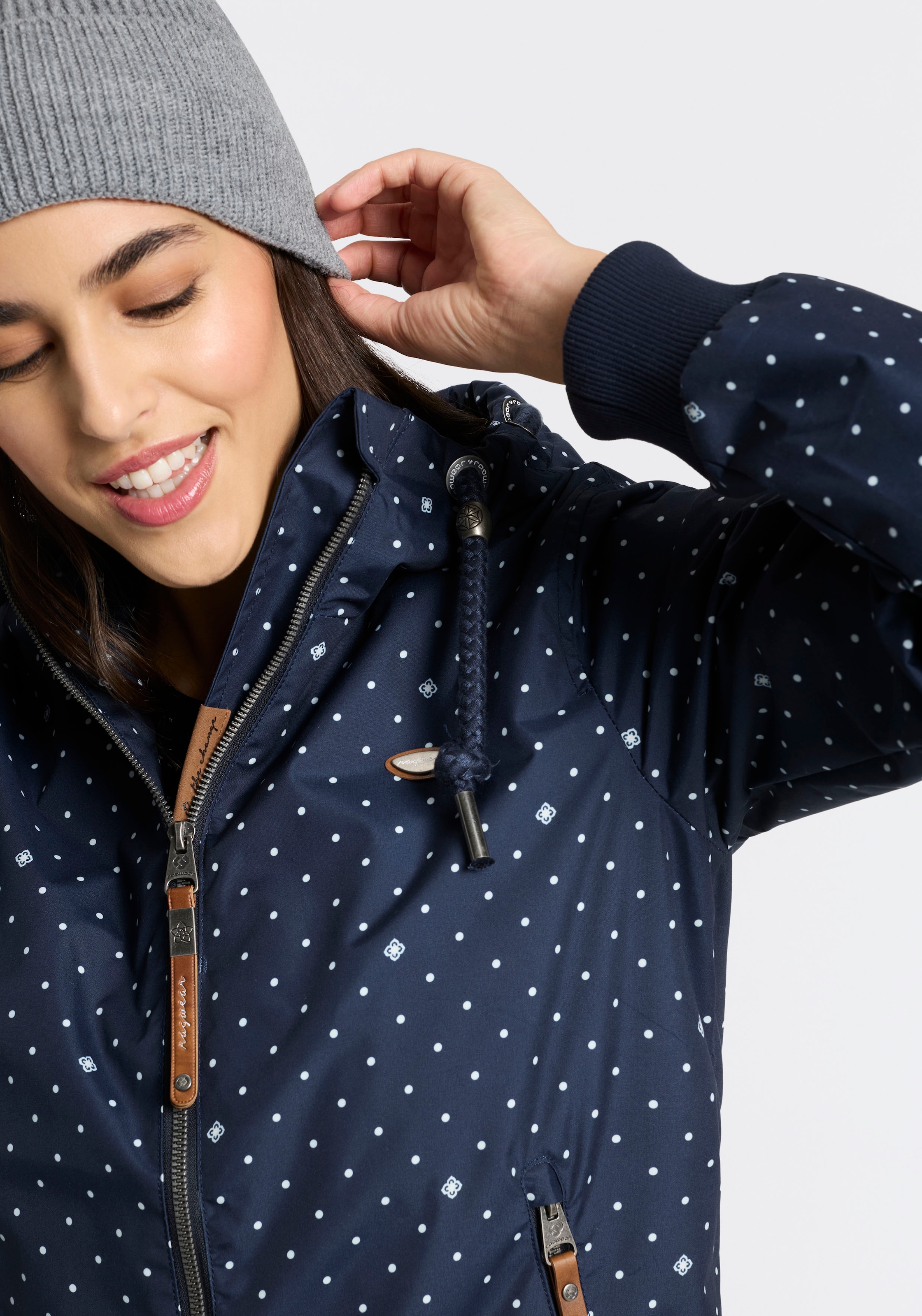 Ragwear Outdoorjacke »NUGGIE DOTS O« mit Kapuze aus Polyester, hüftlange Passform, hochschließender Kragen