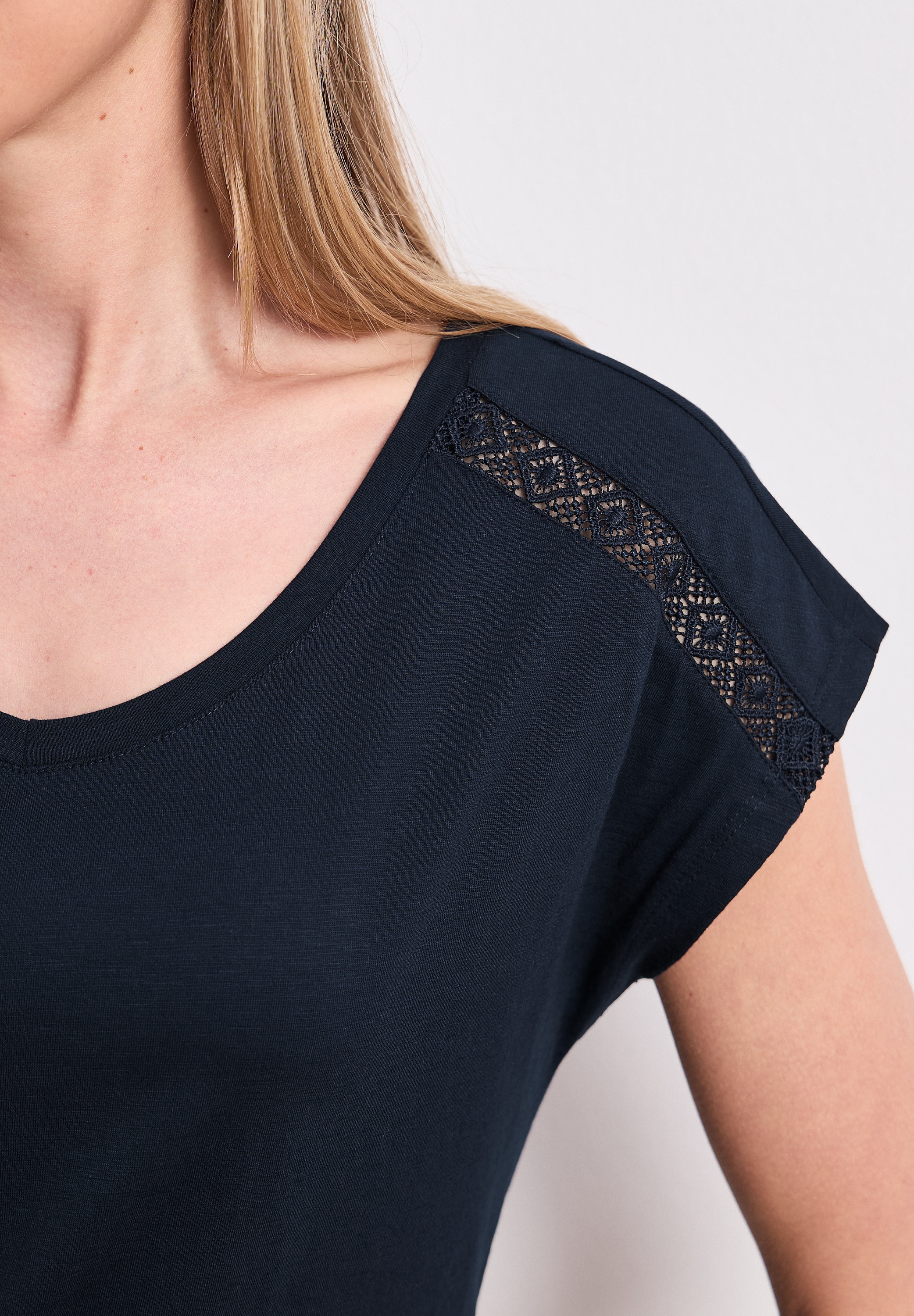 STREET ONE Kurzarmshirt Sommershirt mit V-Neck und Crochet-Details